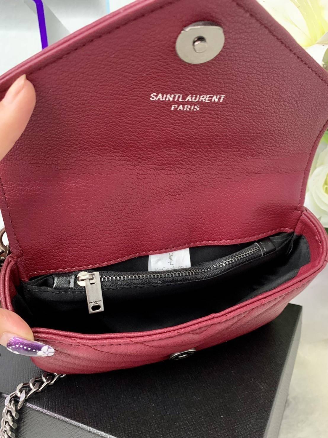 VIP 】SAINT LAURENT CLASSIC BABY COLLEGE MONOGRAM CHAIN BAG IN BLACK MATELASSE LEATHER VIP GIFT WITH PURCHASE (GWP) พรีเมี่ยมกิ้ฟ Limited Edition จาก YSL DUTY FREE COUNTER กระเป๋าสะพายรูปทรงน่ารัก ดีไซต์มาใหม่สำหรับสาวก SAINT LAURENT มีหูจับเกร๋ๆ ที่ด้านบน