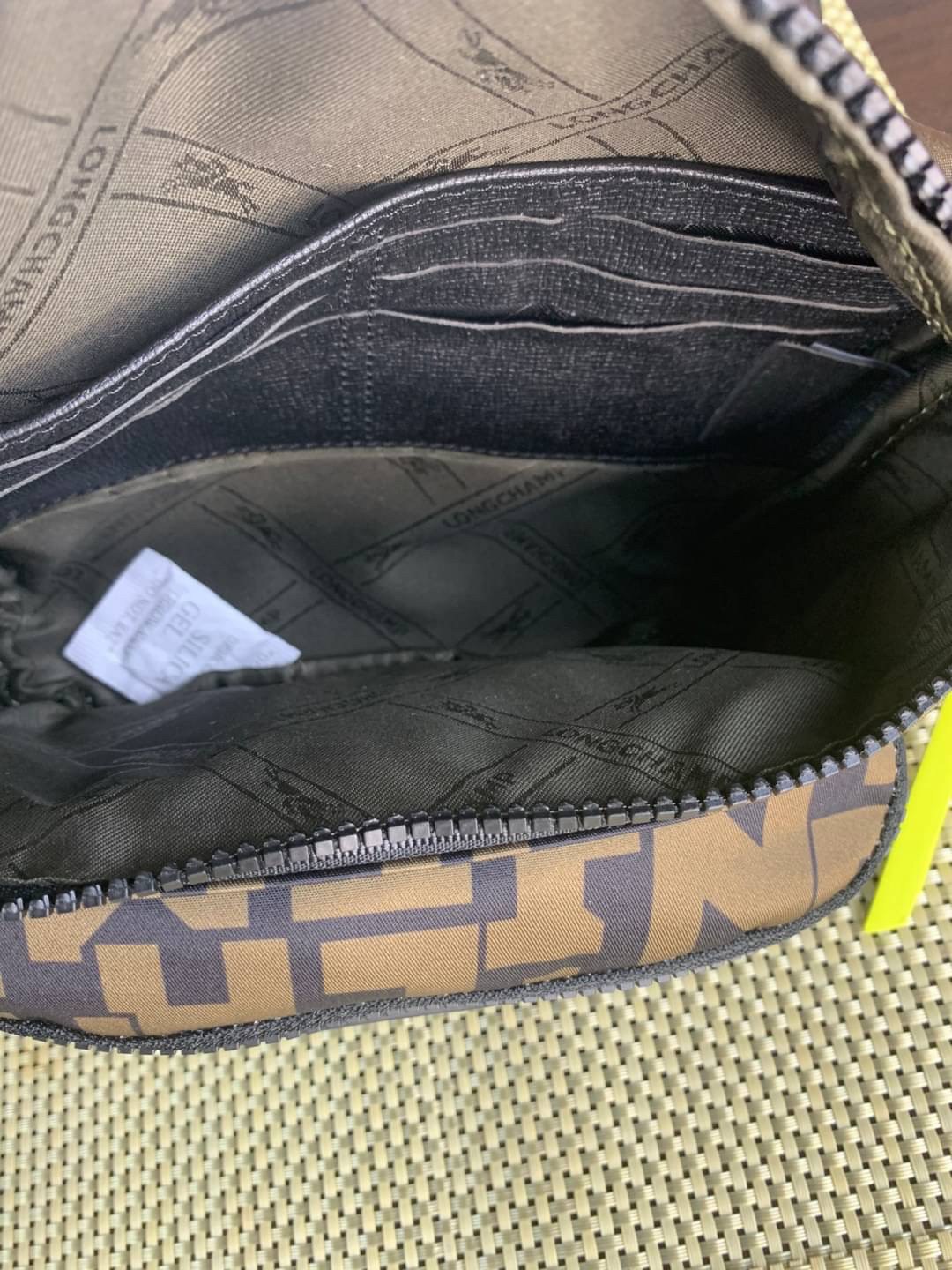 LONGCHAMP LE PLIAGE LGP BELT BAG M เท่ห์อย่างมีสไตล์กระเป๋าทรงคาดอกและคาดเอวดีไซน์แนวสปอร์ต เพิ่มความโดดเด่นทันสมัยด้วยลายซิกเนเจอร์ มีช่องซิปที่ใช้งานง่ายช่วยให้คุณหยิบใช้สิ่งของจำเป็นได้อย่างสะดวกและง่ายดาย และผสานสายรัดแบบปรับได้เข้ากับหัวเข็มขัดตัวล็อ