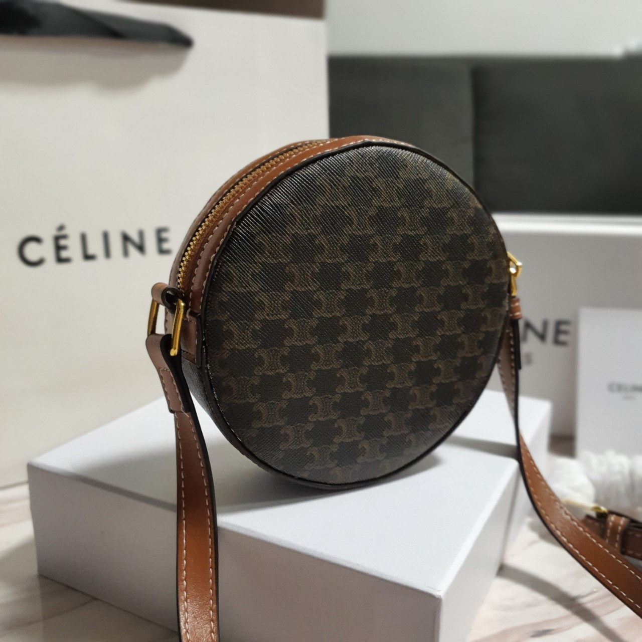 CELINE CROSSBODY BAG VIP GIFT WITH PURCHASE (GWP) พรีเมี่ยมกิ๊ฟ Limited Edition จาก PERFUME DUTYFREE COUNTER กระเป๋าทรงครอสบอดี้ ใบกลมเล็กน่ารัก วัสดุหนังทั้งใบ ตกแต่งด้วยโลโก้แบรนด์ปักเลื่อมด้านหน้า ด้านในเปิดปิดด้วยซิป มีช่องใส่ของจุกจิก ใส่ iphone(เล็ก