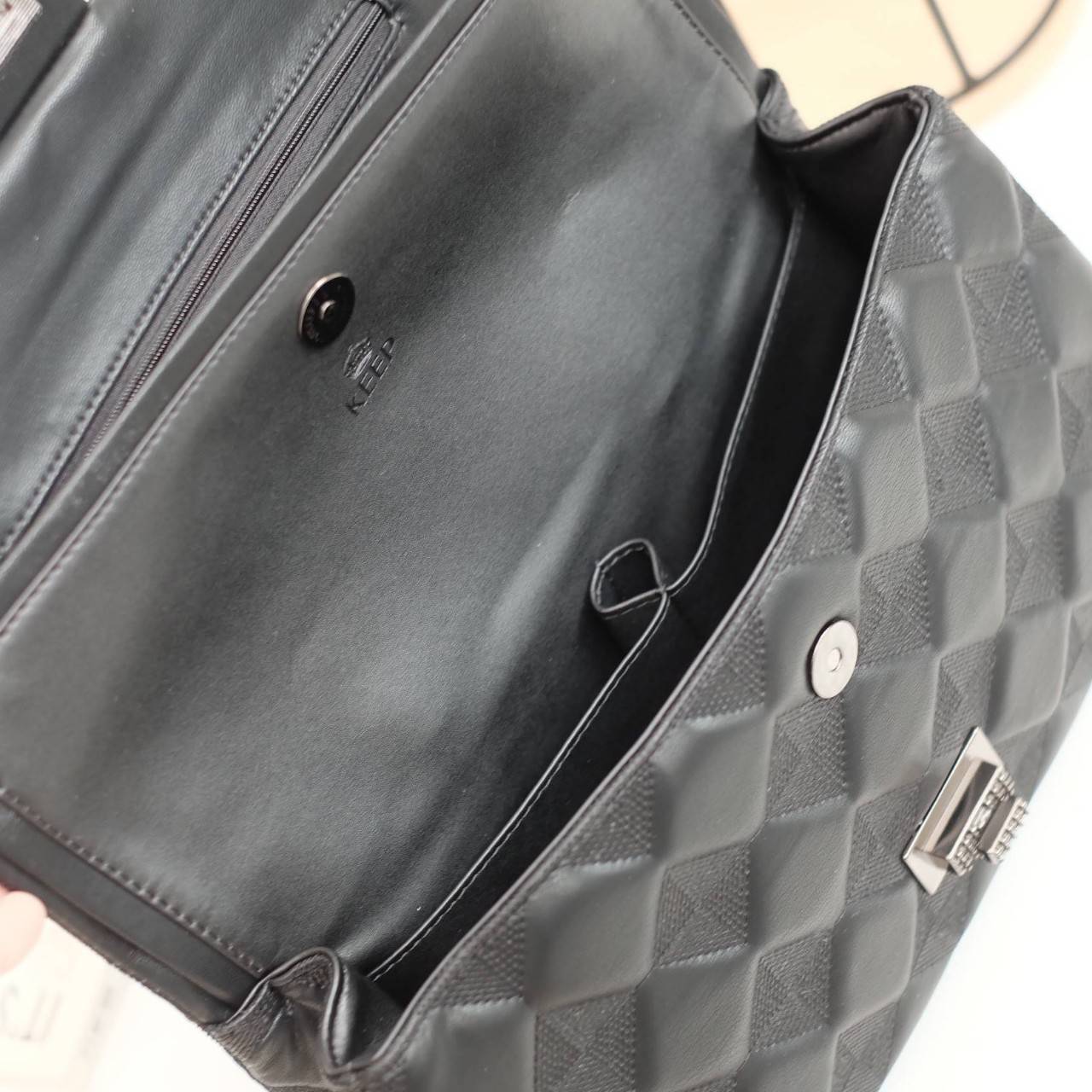 KEEP classic chain shoulder bag 👜 กระเป๋าทรงสวย คอลเลคชั่นใหม่ผลิตจากหนัง Microfiber สวย นิ่มมากๆ ทนทานกว่าเดิม !! ตัวกระเป๋าขนาดกำลังดี เย็บลายเเบบ Hand crafty สวย มีสไตล์สามารถใส่ กระเป๋าตังค์ยาว มือถือได้คะ สายโซ่อะไหล่ เทาดำ ดูคลาสสิคมาก ปรับไ