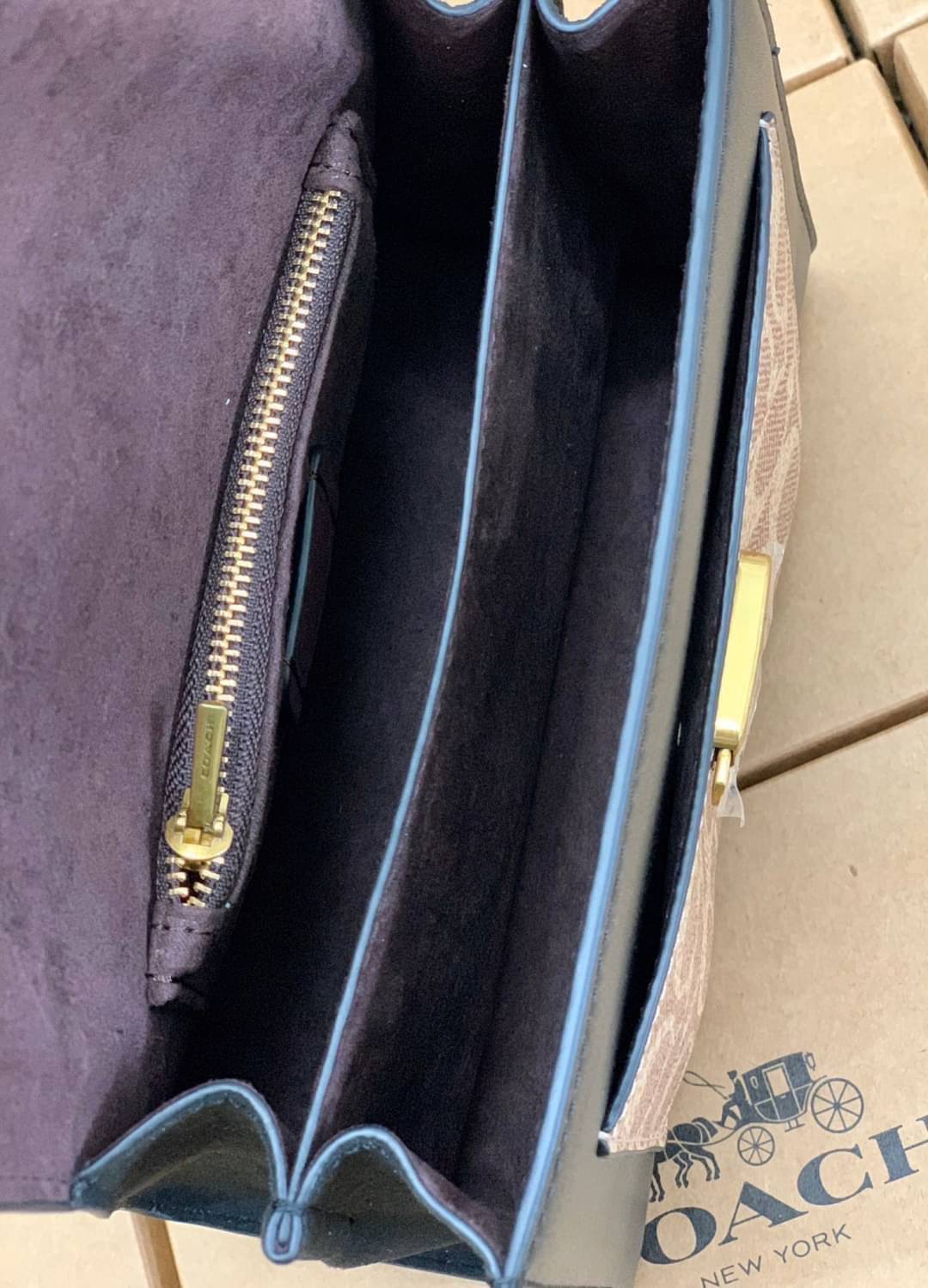 OUTLET 】COACH TABBY TOP HANDLE 20 LEATHER BAG หรูหรามากๆค่ะ สินค้าแนะนำ!! กระเป๋าถือ//สะพายข้างได้ วัสดุหนังแท้อย่างดี หนึ่งใบทำหนัง2แบบได้อย่างลงตัว สวยงาม มีอะไหล่ตัวC ใหญ่ด้านหน้าโดดเด่นหรูมากๆค่ะ 🔺เปิดปิดแบบกดล็อค ภายในมี2ช่องสำหรับใส่ของ สามา