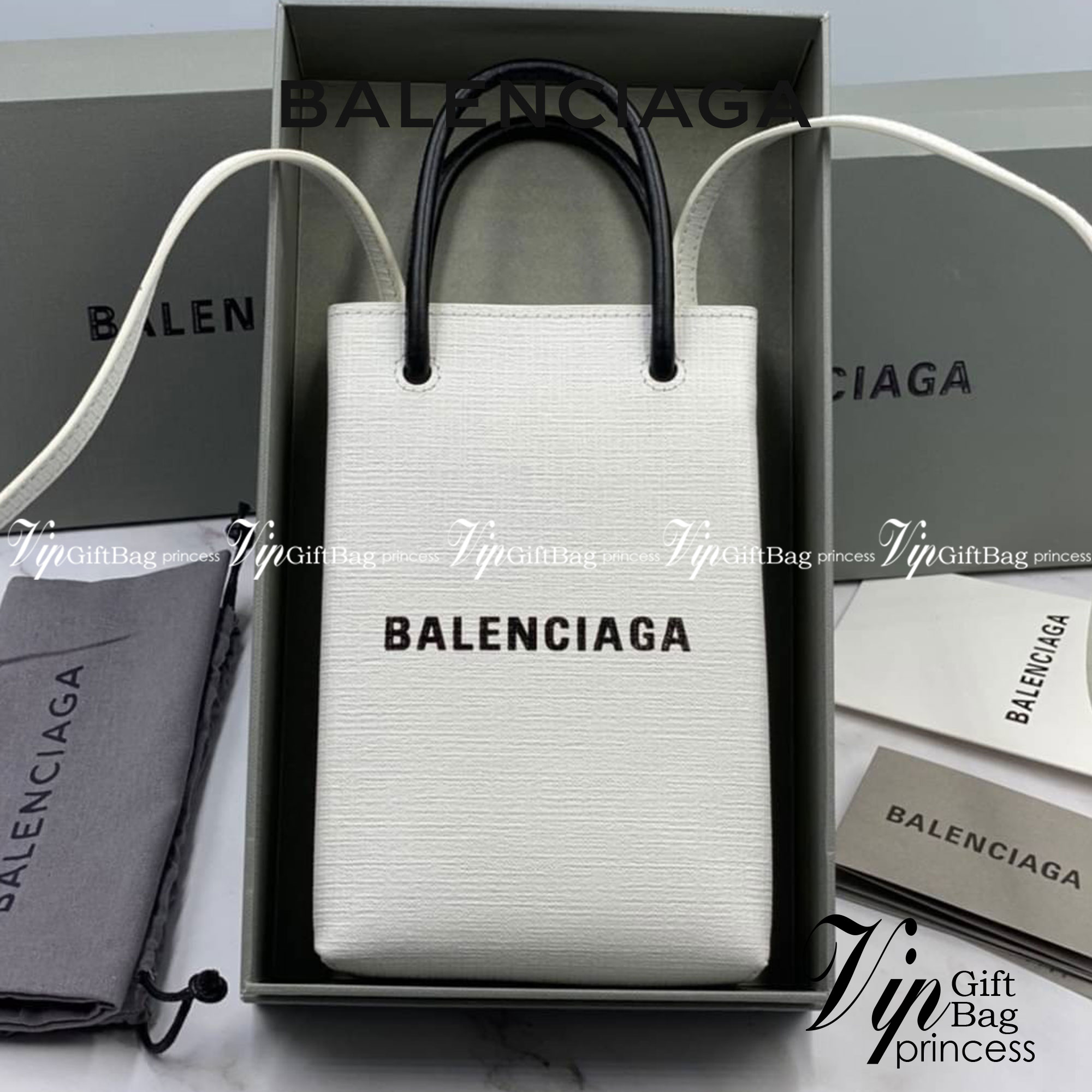 หนังแท้ BALENCIAGA Shopping Phone Pouch leather tote พกกระเป๋าช้อปปิ้งขนาดมินิ ไปทุกที่ในฤดูกาลนี้ ดีไซน์ที่ใช้ได้ทุกวันตั้งแต่หนังแบบมีเท็กซ์เจอร์ ภาพสินค้าถ่ายจากงานขายจริง ใช้งานต่างประเทศได้