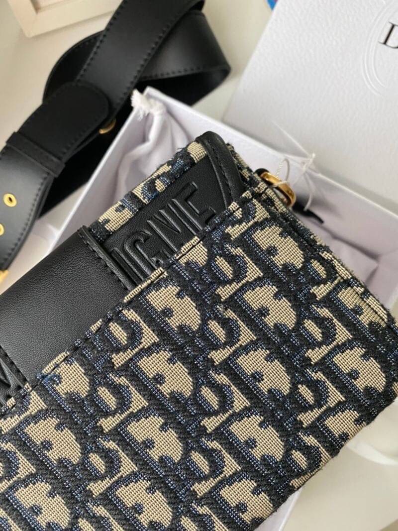 17cm CHRISTIAN DIOR 30 MONTAIGNE BAG ไอเท็มหายาก!! Best seller!! ยกให้น้องเลย!! กระเป๋าทรงกะทัดรัด มี 2 ขนาด ดีไซน์เรียบหรูในความเป็นเอกลักษณ์ ใช้งานง่าย สะดวก ใช้งานได้ทุกโอกาส แนะนำเป็น everyday bag ติดตัวไว้เลยจ้าสาวๆ