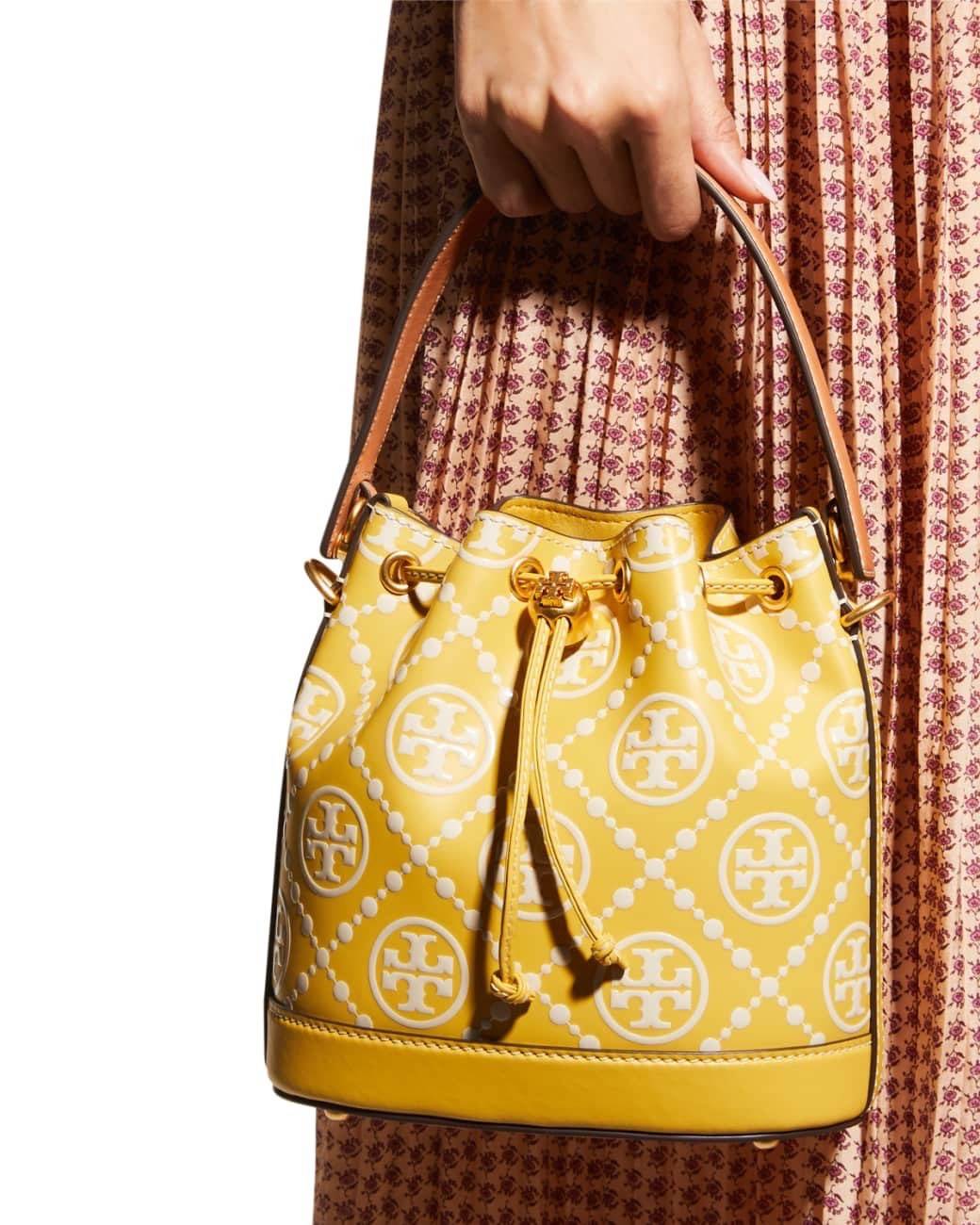 Medium : Tory Burch T Monogram Embossed Bucket Bag กระเป๋าถือหรือสะพายไหล่ ประดับด้วยลวดลายอันเป็นสัญลักษณ์ของแบรนด์ ถูกประดิษขึ้นด้วยความพิถีพิถันวัสดุหนังอย่างดี ด้านในบุด้วยหนังไมโครซูแอคเนื้อนุ่มทำความสะอาดง่าย กระเป๋าผ่าหลังด้านนอก1ช่อง ด้านใน 1ช่อง 