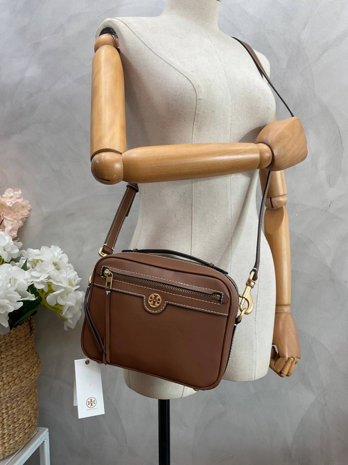 TORY BURCH T MONOGRAM JACQUARD CAMERA BAG กระเป๋าสะพาย Crossbody วัสดุหนังวัวแท้ การออกแบบเรียบง่าย ยังคงความหรูหราเอาไว้ โดดเด่นด้วยลวดลาย T Monogram มาพร้อมสายสะพายยาวแบบสปอร์ต ถอดออกได้ สายปรับระดับได้ ตอบสนองการใช้งานได้ดี มีหูหิ้วด้านบนสามารถใช้งานได