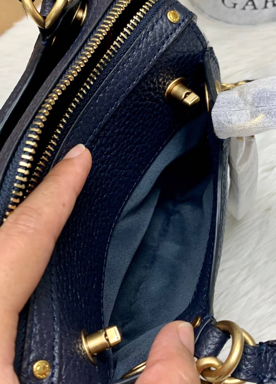 COACH LARK BAG 19 IN SIGNATURE JACQUARD พร้อมส่งที่ไทย สวยก่อนใครแน่นอนค่ะ กระเป๋าสะพายข้าง//ครอสบอดี้ร์ วัสดุหนังแท้+Jacqurd ได้ลงตัวสวยงามมากๆค่ะ มีช่องใส่ของจุกจิกทั้งด้านหน้าและหลัง ;เปิดปิดกระเป๋าแบบซิปคู่ ภายในสามารถใส่กระเป๋าเงินใบกลางได้;มือถือได้