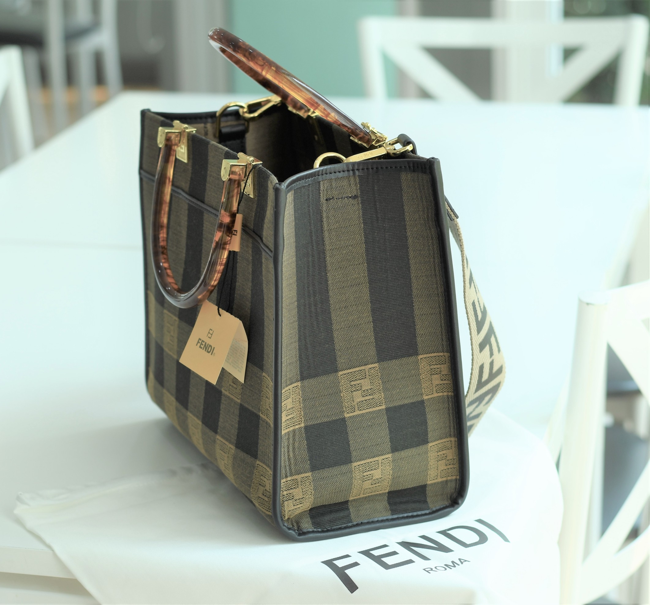 พรีเมี่ยมกิ๊ฟแท้ 100% 】Fendi New Tote Gift bag กระเป๋าถือหรือสะพายไหล่ วัสดุผ้า canvas ปักลายแบรนด์ น้ำหนักเบา ภายในโล่ง จุของได้เยอะ สวยหรู ดูดี คุณนายสุดๆ ไอเท็มแนะนำเลยค่า