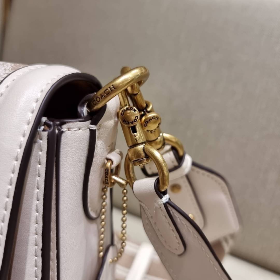 COACH C3837 BEAT SADDLE BAG WITH HORSE AND CARRIAGE PRINT The best item! ที่สาวๆรอคอย! ฮอตไฟลุก! สีหายาก ละมุนคุณหนู คอลเลคชั่นใหม่ ดีไซน์หรูหรา พิเศษมากๆมาพร้อมสายสะพาย 2 เส้น ใช้คู่กันหรือแยกสะพายก็สวยครบสูตร กระเป๋าสะพายทรง saddle คลาสสิค เปิด-ปิดด้วยก