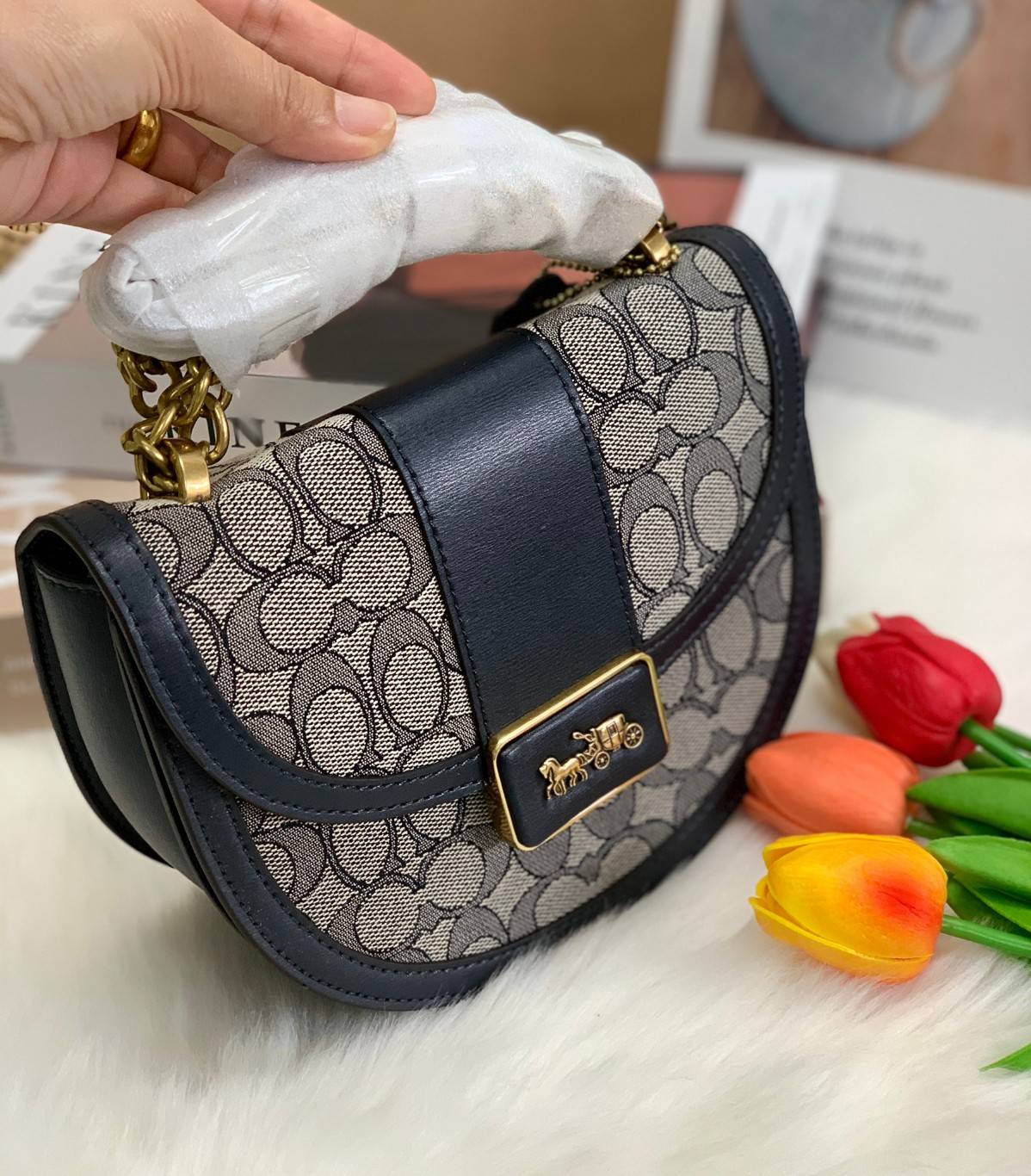 COACH ALIE SADDLE BAG IN SIGNATURE JACQUARD (C4694//C3464) New item!! กระเป๋าสะพายทรง saddle ดีไซน์วินเทจย้อนยุค แฝงความหรูในตัวด้วยอะไหล่สีทองเหลือง โดดเด่นไม่ซ้ำใครแน่นอน วัสดุผ้า jacquard สลับหนังแท้ ภายในเป็นช่องโล่ง มาพร้อมสายสะพายครอสบอดี้ ที่สามารถ