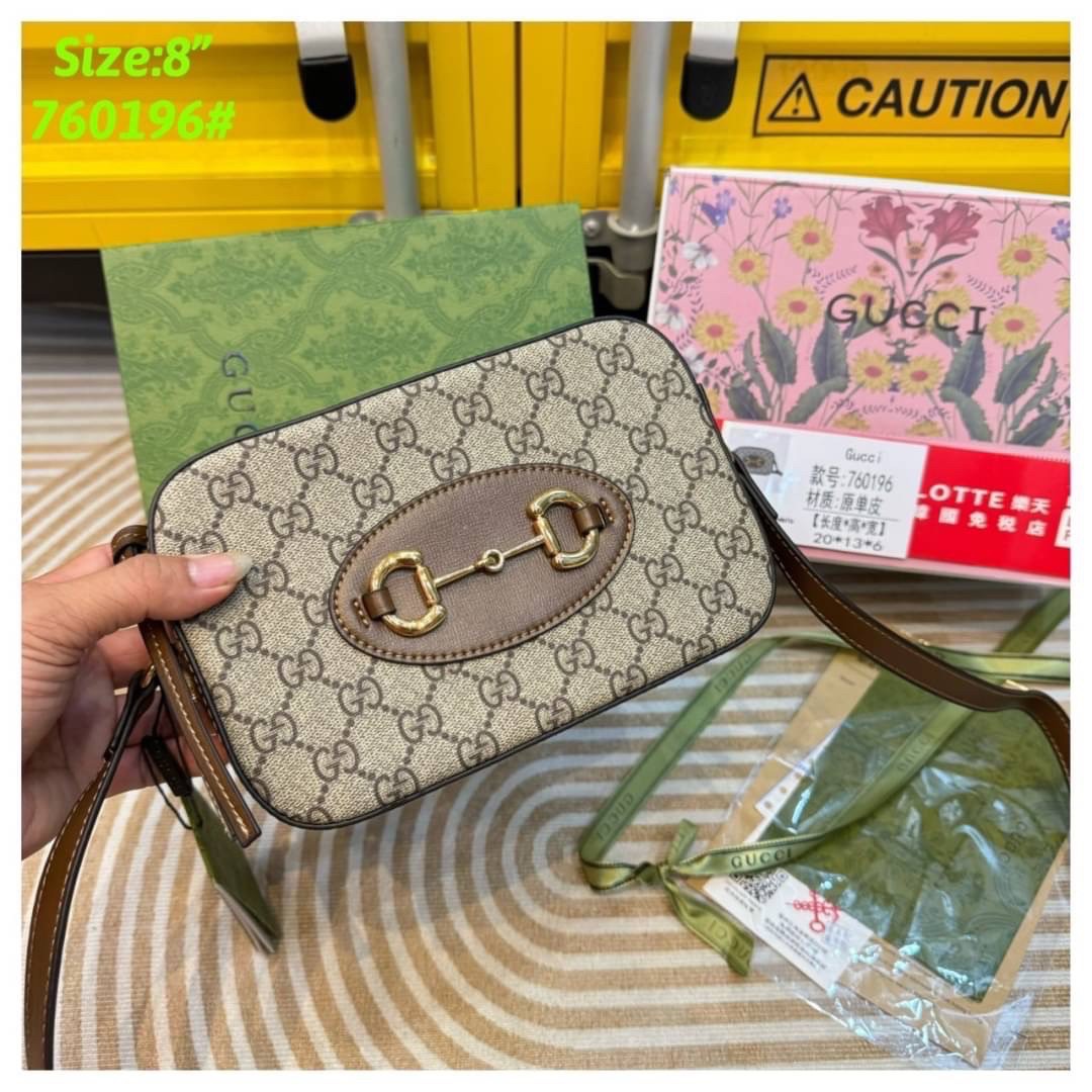 GUCCI Horsebit 1955 mini shoulder bag กระเป๋าสะพายทรง camera ที่สุดของความคลาสสิค ที่ใช้งานง่ายและคล่องตัว โดดเด่นด้วยอะไหล่โลโก้วินเทจเอกลักษณ์