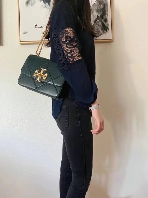 สวยจริงคุณภาพสูง ไม่จกตาค่ะ!! TORY BURCH ELEANOR QUILTED CONVERTIBLE SHOULDER BAG ((73590)) พร้อมส่งที่ไทย ใครรออยู่ห้ามพลาด จำนวนจำกัดค่ะ!! อีกรุ่นที่น่าครอบครองมากๆค่ะ😘 กระเป๋าสะพายข้างและทบสายเป็นคล้องไหล่ได้ หนังแท้ชั้นดีที่สุด ทำลายเหลี่ยมตัด