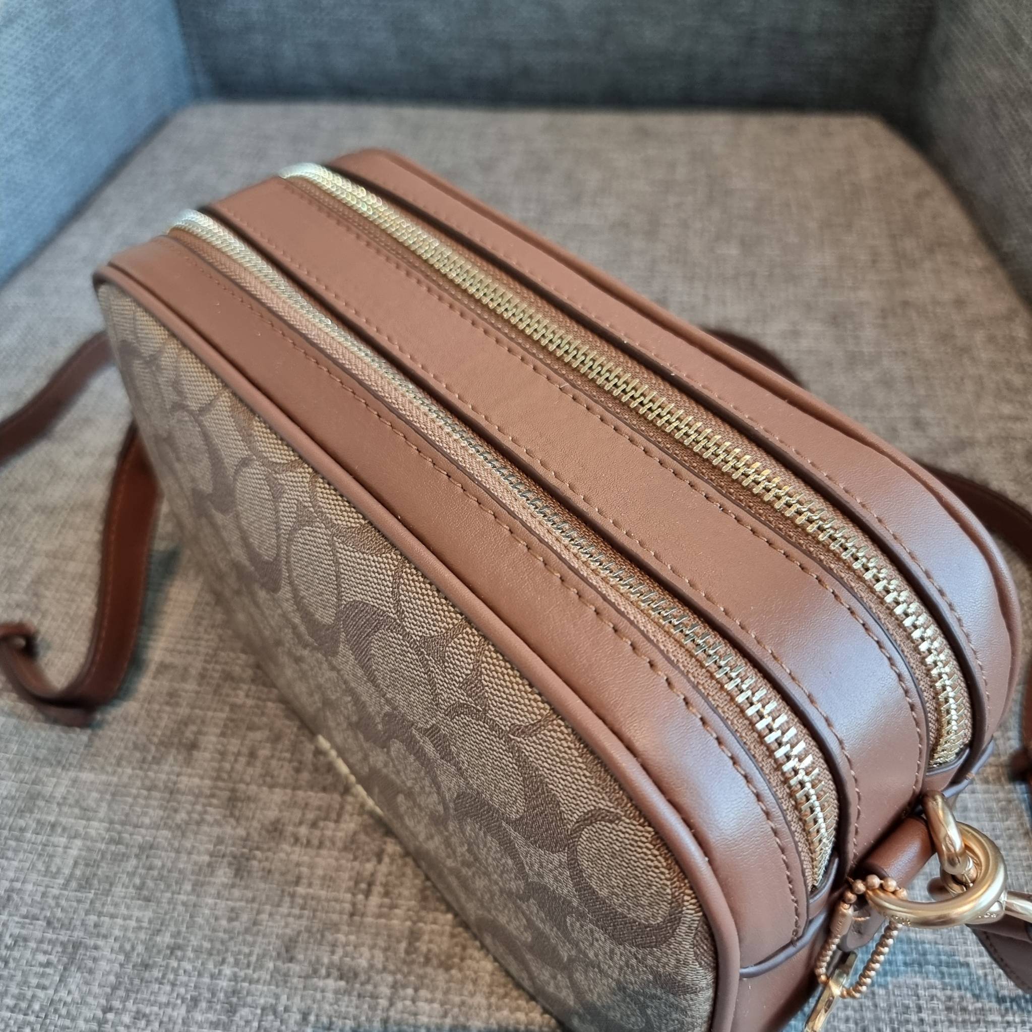 OUTLET 】COACH F68168 JES CROSSBODY IN SIGNATURE CANVAS รุ่นยอดฮิต!! กระเป๋าสะพายข้าง รุ่น 2 ซิป ใบใหญ่จุใจ สีคลาสสิคขายดี!! วัสดุหนังแคนวาสเคลือบลาย เปิด-ปิดด้วยซิป 2 ช่องหลัก ใช้งานง่าย ทรงสวยมากๆรุ่นนี้ มาพร้อมสายสะพาย crossbody ปรับได้ตามตัว ภายในใส่ขอ