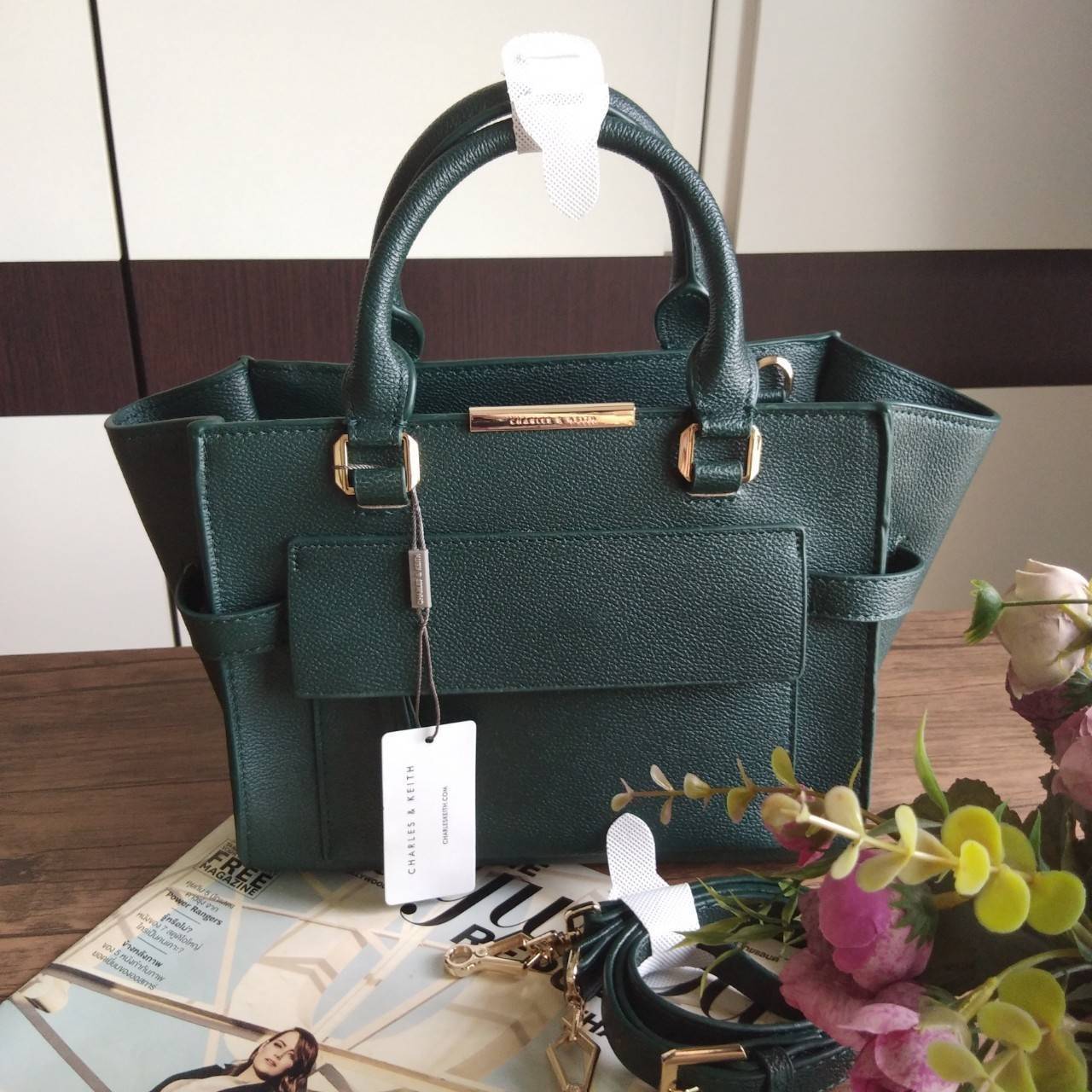 Charles&Keith กระเป๋าถือ ทรงเก๋ ตั้งอยู่ทรงสวย มาพร้อมสายยาวสะพายข้าง เปิด/ปิดกระเป๋าด้วยซิปด้านหน้า ปั้มโลโก้แบรนด์ ภายในมีช่องซิปเล็กและช่องเล็กใส่ของจุกจิก ฐานกระเป๋ามีหมุดรอง ด้านหน้ามีช่องซิปใส่ของ ด้านหลังมีช่องซิปอีก 1 ช่อง รุ่นนี้ใบจริงสวยหรู เหมา