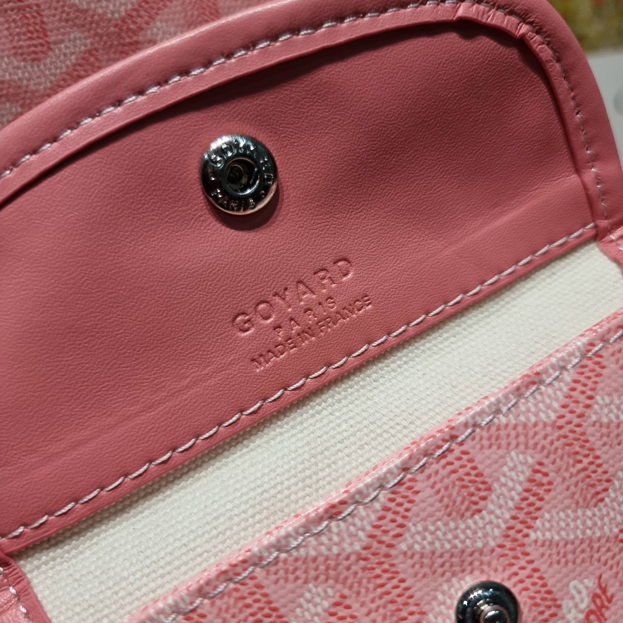 GOYARD MINI ANJOU REVERSIBLE TOTE ฮอตไอเท็ม กับกระเป๋าสะพายทรงโท้ท ไซส์มินิ กะทัดรัดมาก มาครบสีขายดี เลิศทุกสี รูปทรงคลาสสิค ดีไซน์เป็นเอกลักษณ์ ใช้งานได้หลากหลาย สามารถกลับด้านใช้ได้แบบไม่มีเบื่อ