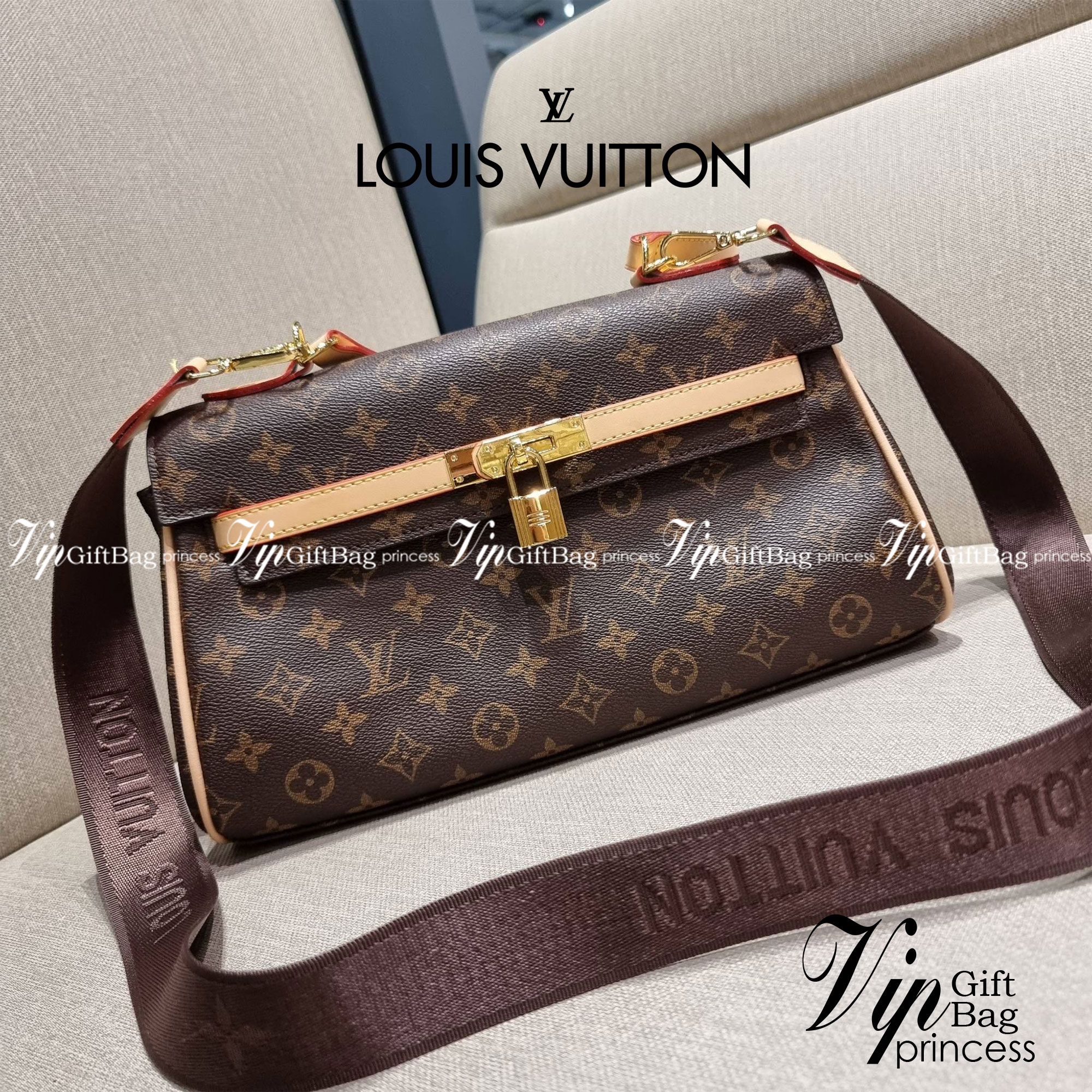 LV MONOGRAM SHOULDER BAG กระเป๋าสะพายทรงสวย ใบใหญ่กำลังดี รับรองว่าจุจริง ดีไซน์สายคาดตกแต่ง และปรับทรงได้ เพิ่มดีเทลให้กระเป๋าดูมีลูกเล่นขึ้น วัสดุหนังแคนวาส มาพร้อมหูจับในตัว และยังมีสายครอสสปอร์ตให้อีกเส้น เปิด-ปิดด้วยอะไหล่บิดล็อค ภายในโล่งกว้างมาก ใส