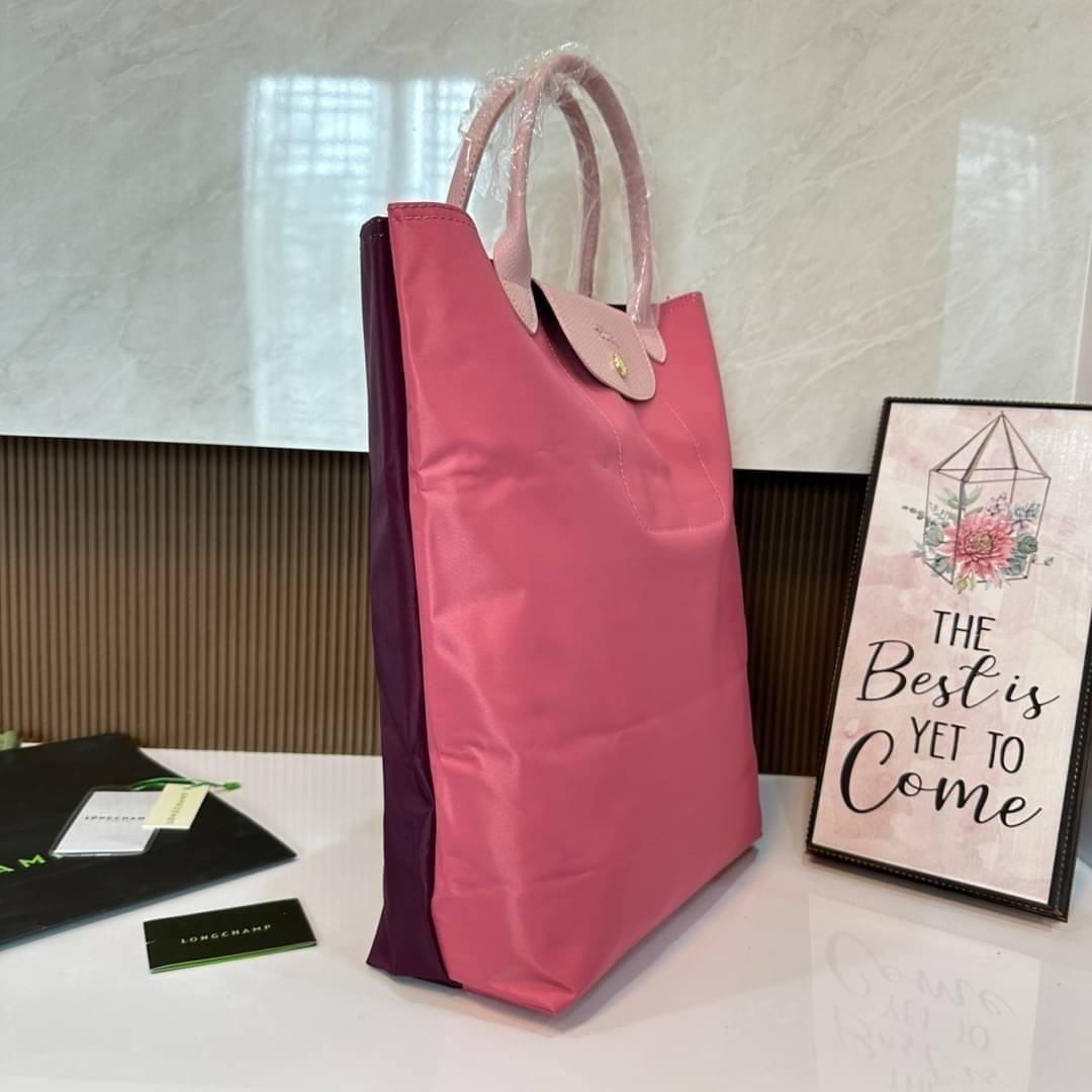 LONGCHAMP LE PLIAGE RE-PLAY TOP HANDLE BAG สินค้ารุ่นลิมิเต็ด collection สุดปัง ซื้อใบเดียวเหมือนได้2 ใบ กระเป๋าสะพายแนวตั้งที่กว้างขวาง มีเอกลักษณ์เฉพาะตัวแต่มีดีไซน์ที่น่าดึงดูด