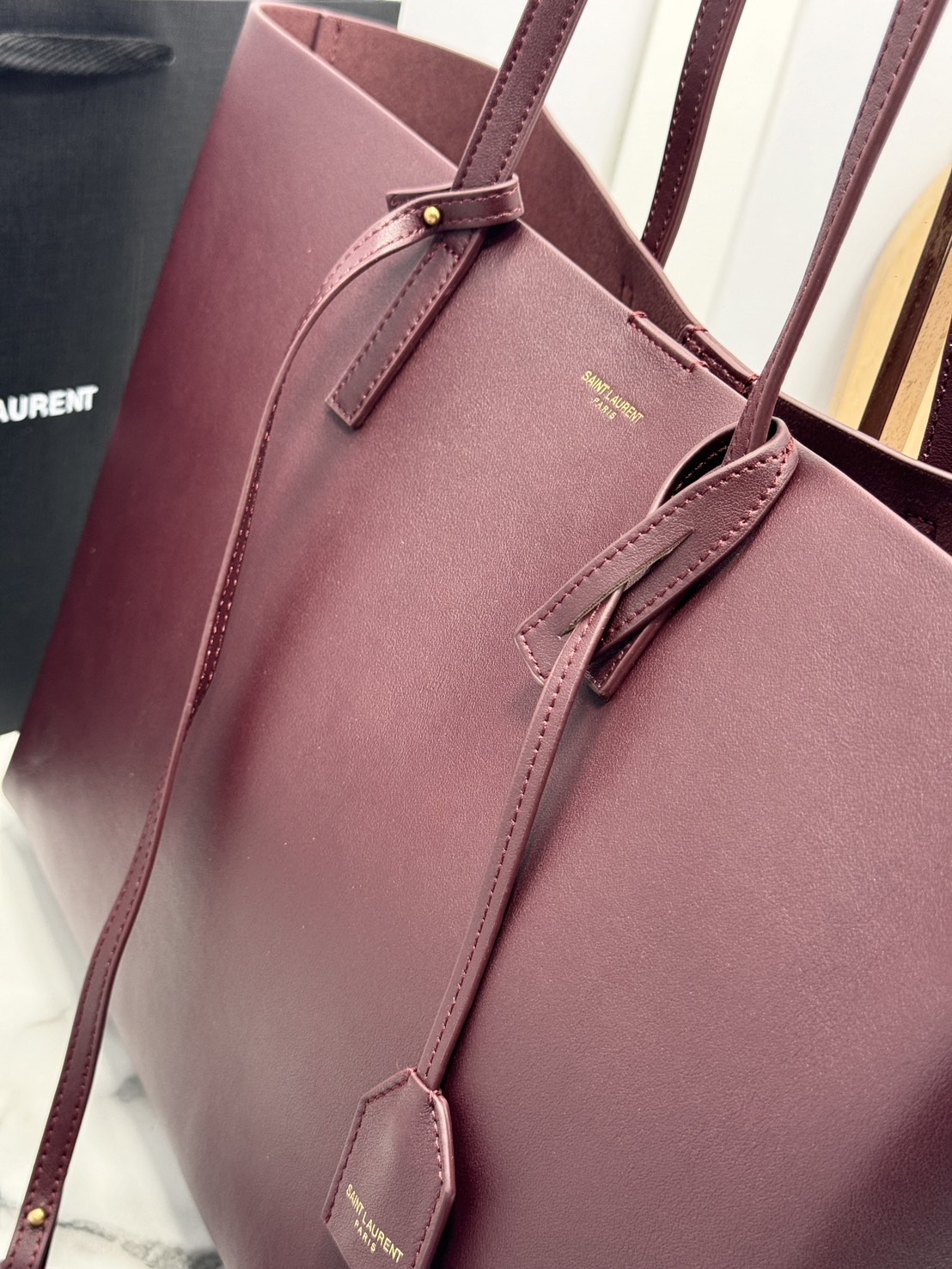 YSL Shopping Large Tote Bag กระเป๋าทรงโท้ทใบใหญ่หนังแท้ ภายในโล่งกว้าง จุของได้เยอะ เรียบหรูทรงสวย ดีไซน์ออกมาให้ใช้งานได้ทุกลุค ทุกโอกาส สวยคมชัดทุกสี