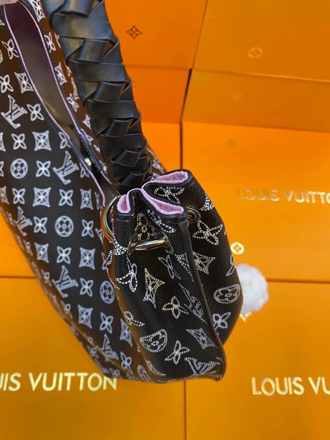 LV Mahina Carmel Bobo Bag ใหม่ล่าสุดก่อนใคร สวยได้ไม่ต้องรอ กับคอลใหม่ลุคลูกคุณ ตอบโจทย์ได้ทุกลุค ทุกไลฟ์สไตล์ ใช้งานได้ง่ายคล่องตัว กับกระเป๋าสะพายข้าง ภายในเป็นช่องโล่ง สะพายไปเที่ยว ทำงาน ออกเดท โอกาสไหนๆก็พร้อมออกงานไปเลยจ้า