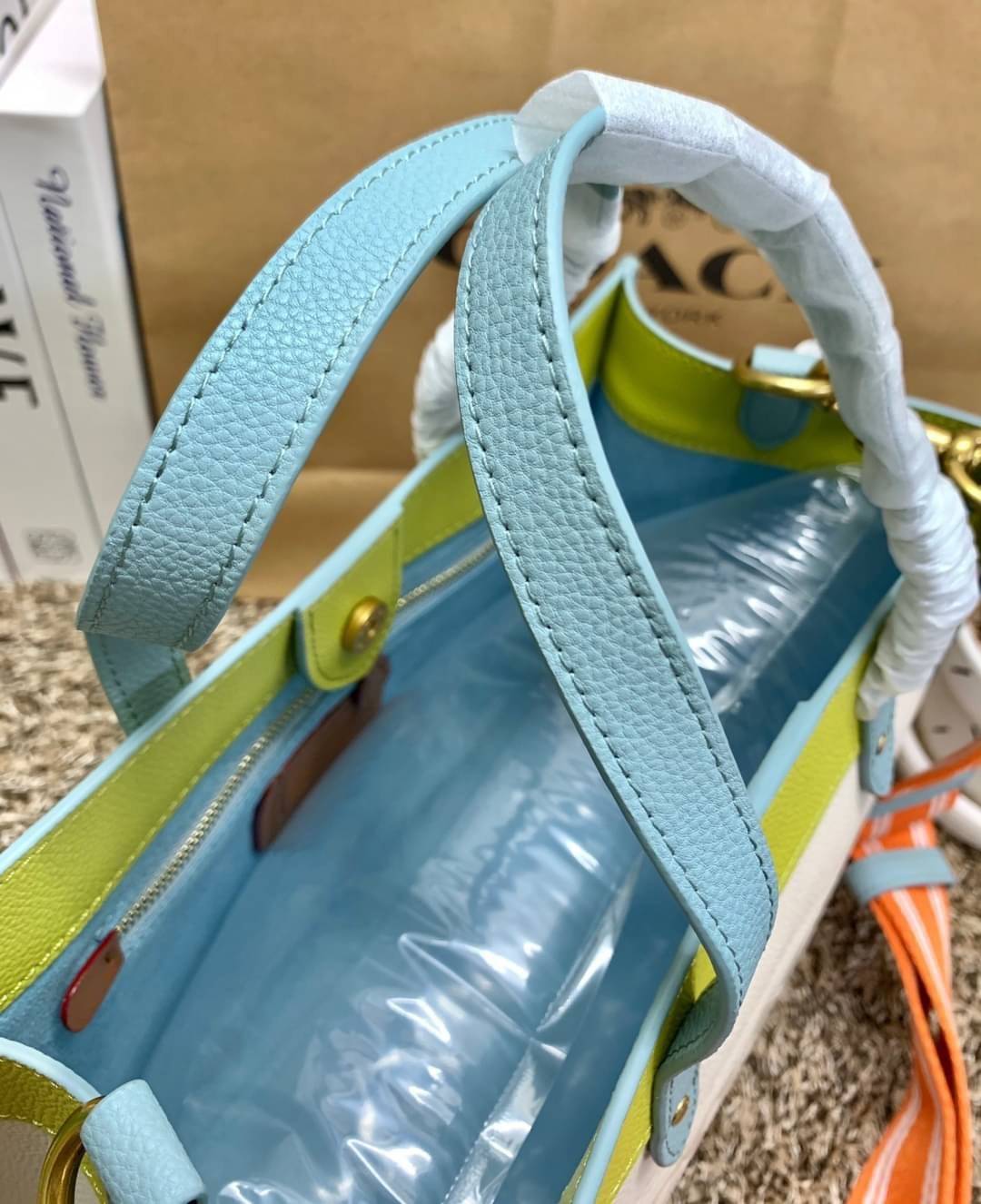 COACH FIELD TOTE 30 IN COLORBLOCK WITH COACH BADGE ((C0777)) พร้อมส่งอีกครั้ง! ไม่มีสักใบยังไงไหว สีคือผู้ดี แจ่มใส ละมุนตา ไม่ฉูดฉาด แถมคุณภาพเต็ม100 เหมือนเดิมเลยค่ะ! กระเป๋าทรงTote ใบใหญ่ หนังแท้อย่างดี ลายหนังสวยมากๆ หลงรักแน่นอน คอนเฟิร์มค่าา! สีที่ใ