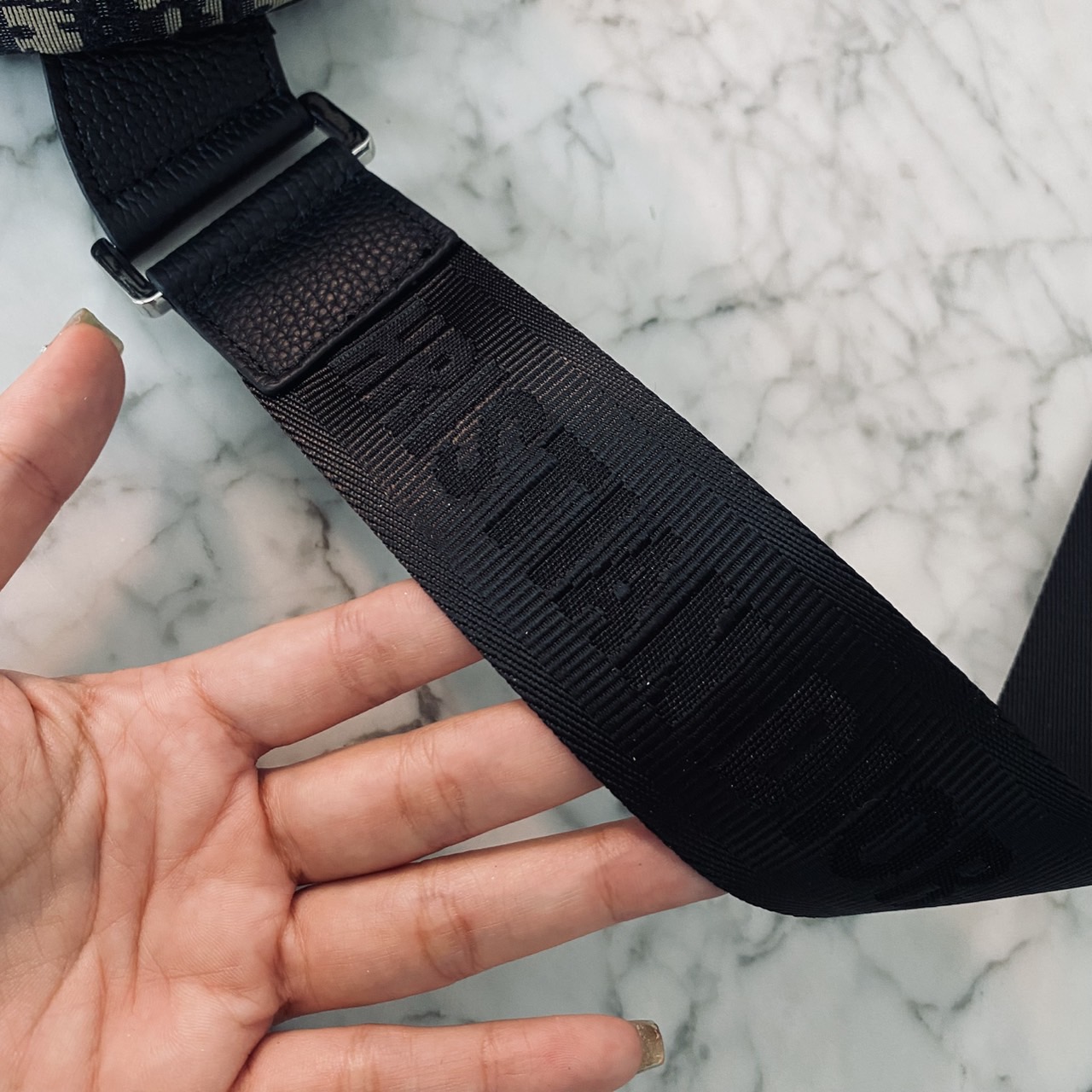 DIOR Saddle bag Oblique jacquard fabric in beige and black กระเป๋าคาดอกดิออร์ รุ่นยอดนิยมที่หนุ่มๆ ใช้งานได้แบบคุ้มๆ ดีไซส์สวยคมเรียบหรูตามแบบฉบับแบรนด์