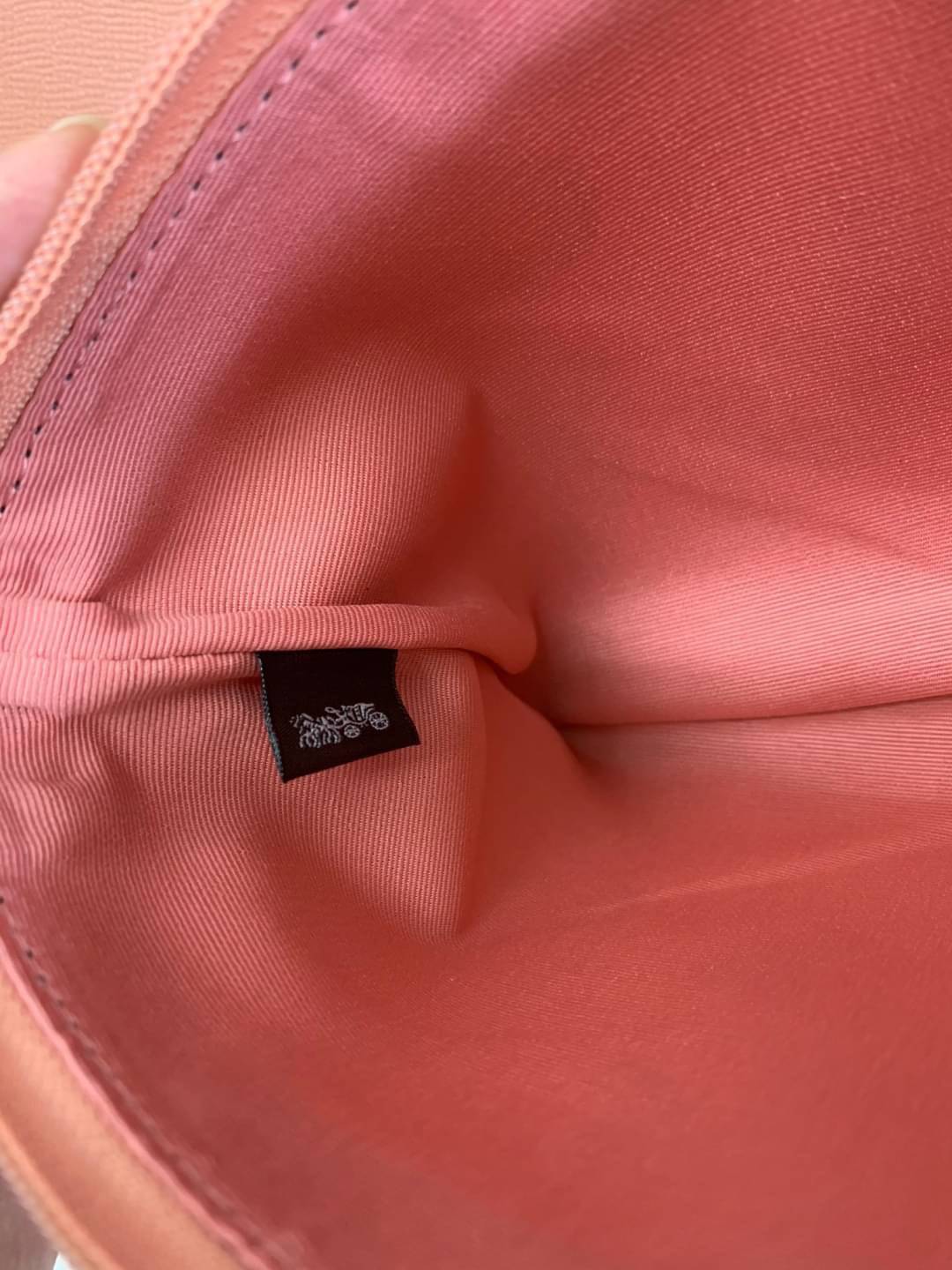 ลายหายากแล้วนะคะ🌈 COACH REVERSIBLE CITY TOTE RAINBOW PRINT ((F72720)) กลับมาอีกครั้ง! กระเป๋าทรงTote หนังแท้ กลับด้านได้ใช้ได้2ด้านค่ะ//ด้านนึงสีครีมลายรุ้ง//อีกด้านสีโอรส สวยงามค่ะ