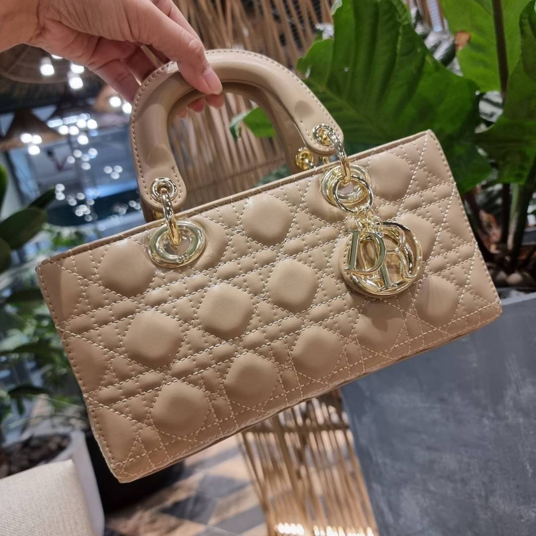Medium Lady D-Joy Bag Cannage Lambskin / CD LADY D-JOY BAG ดีไซน์ใหม่ อัพเลเวลความหรู กับกระเป๋าสะพายข้างที่รอบนี้ดีไซน์รูปทรงโฉมใหม่ ใช้งานง่ายขึ้น