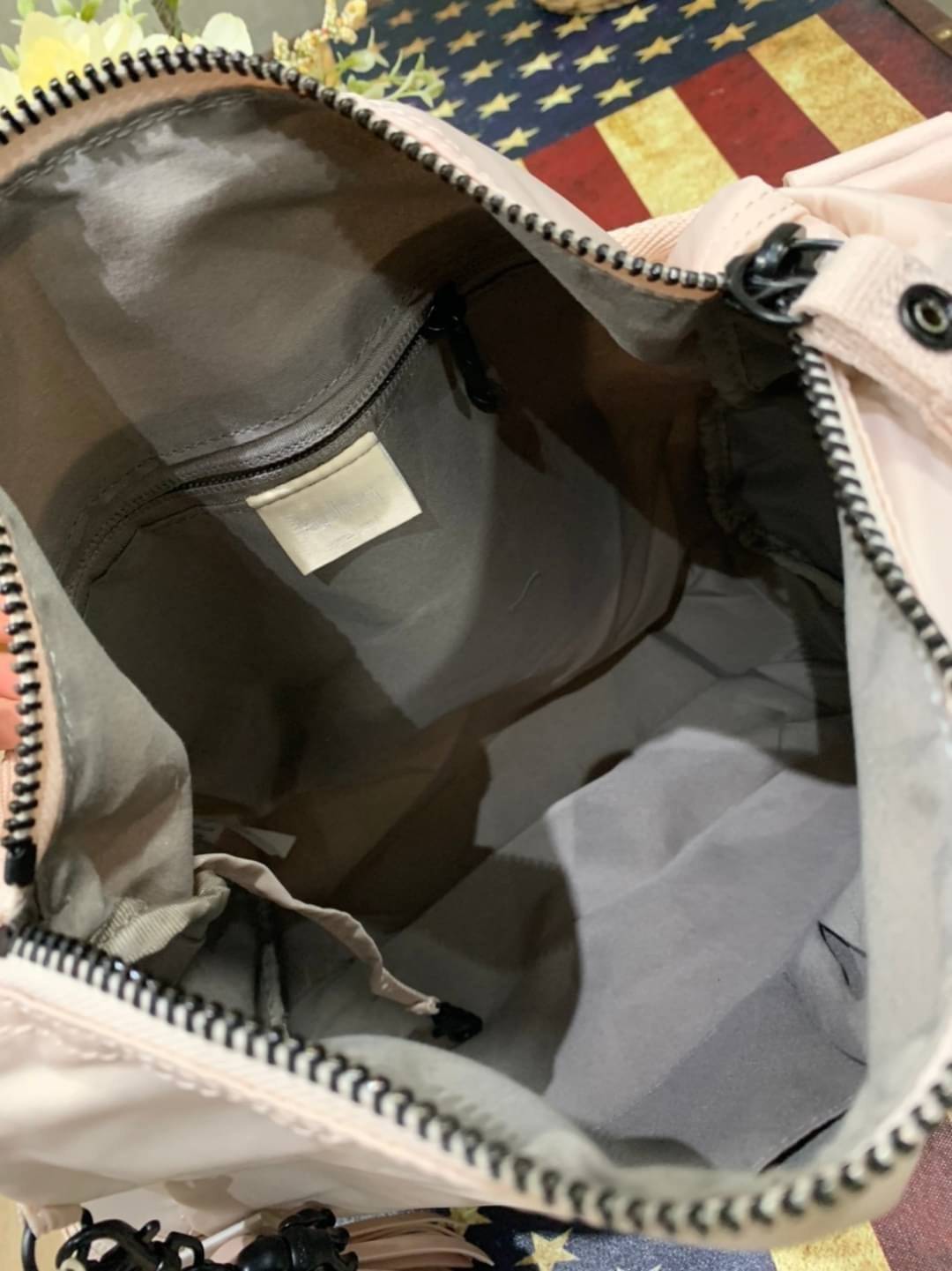 KIPLING ISMAY Medium Tote Bag with Side Pockets คอลเลคชั่นใหม่ล่าสุดจาก Paka Premium กระเป๋าถือหรือคล้องบ่าขนาดกลาง วัสดุ Polyester100% อะไหล่สีRose goldทั้งหมดรวมถึงเจ้าพวงกุญแจmonkeyและพู่หนังrubber เพิ่มความหรูหรา