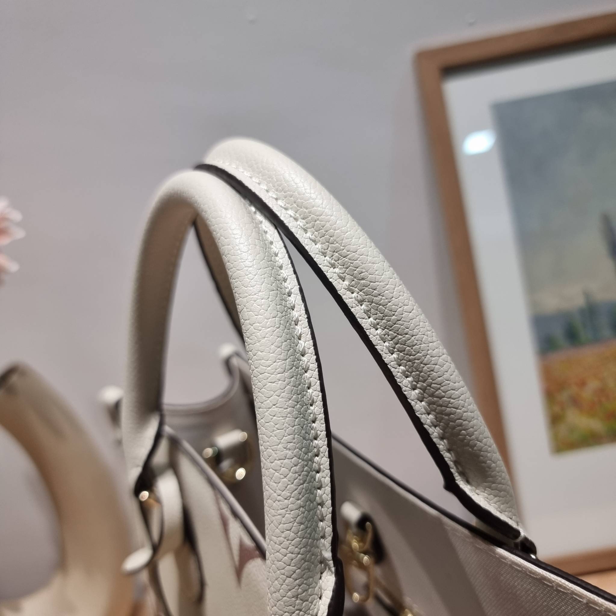 LV Onthego / LV crossbody tote bag กระเป๋าทรงโท้ทเวอร์ชั่นดั้งเดิม ที่คลาสสิค ผู้ดี หรูหรา โทนสีใช้งานง่าย ได้ทุกลุค ทุกสไตล์ วัสดุหนังลูกวัว ผิวลายเกรน มาพร้อมหูจับในตัว คล้องแขนก็ดูแพง หรือจะเกี่ยวสายครอสสะพายก็อัพลุคได้เลย ภายในโล่งกว้างมาก มีอะไหล่เกี