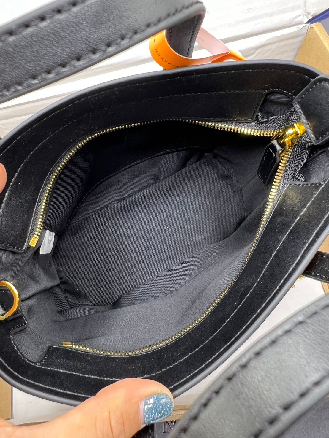 M.C.M Mini Anya Top Zip Shopper in Visetos กระเป๋าทรงโท้ท พร้อมพวงกุญแจน้องหมาห้อย พิมพ์ลายสวยงาม เกรดท็อปออริ 1:1 สลับแท้