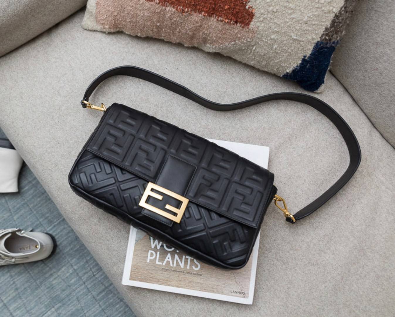 รุ่นใหม่แนะนำ!! **สวยหรูมาก กับ FENDI BAGUETTE BAG วัสดุหนังแท้ทั้งใบ ปั้มจมสัญลักษณ์แบรนด์สวยหรูมาก ด้านในบุผ้าปั้มแบรนด์ เปิดปิดด้วยกระดุมแม่เหล็ก ช่องโล่งกว้างพร้อมช่องซิป สามารถใส่ กระเป๋าสตางค์ยาวได้ มือถือได้ทุกรุ่น มาพร้อมสายสะพาย2แบบ ถอดปรับเปลี่ย