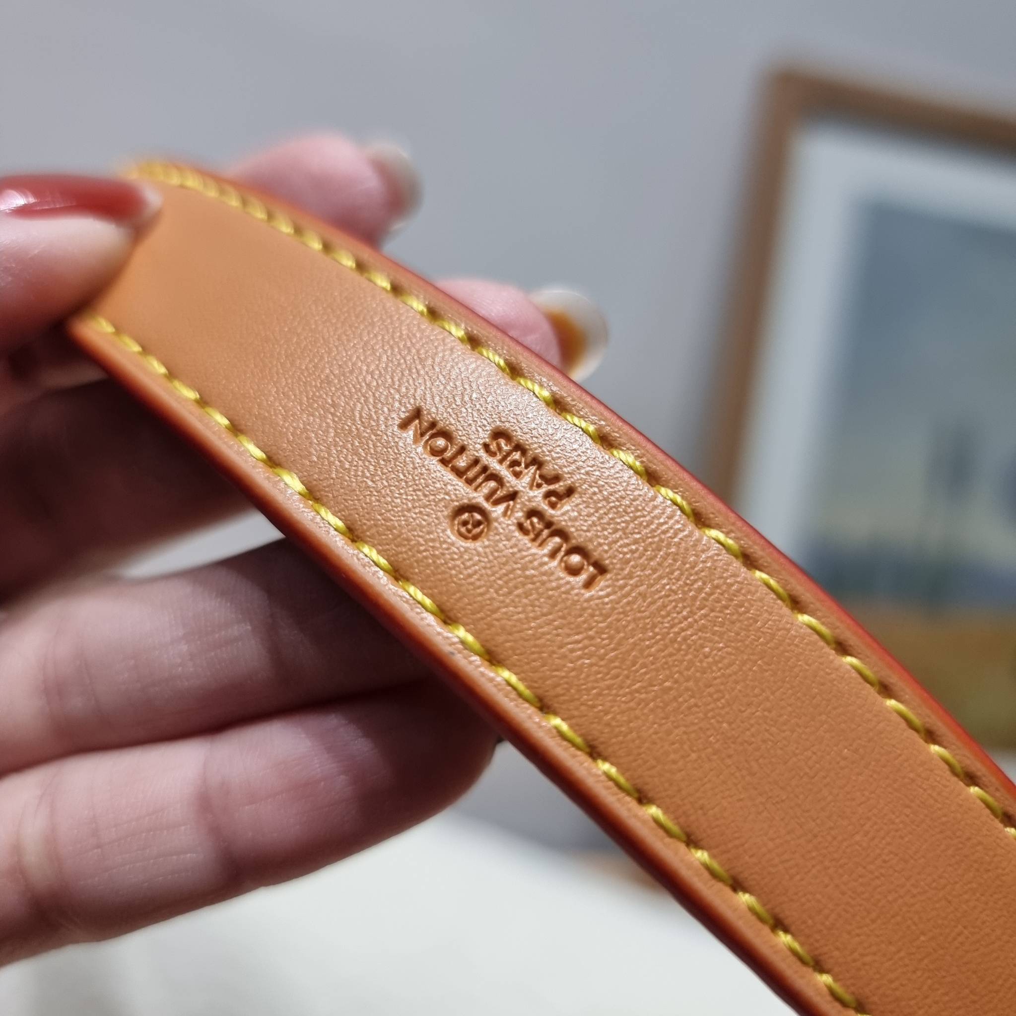 LV DIANE FLEECE BAG ใหม่กับรุ่นที่ทำมาจำนวนจำกัด ดีไซน์ต้อนรับอากาศเย็นๆช่วงส่งท้ายปี กับกระเป๋าสะพายทรงสวย ดีไซน์คลาสสิคซ่อนความหรู ด้วยการตกแต่งขนฟูนุ่ม วัสดุหนังแคนวาสตัดสลับหนังแท้ เปิด-ปิดกระเป๋าด้วยกระดุมแม่เหล็ก ภายในเป็นช่องโล่ง ใส่ของสำคัญได้ครบ