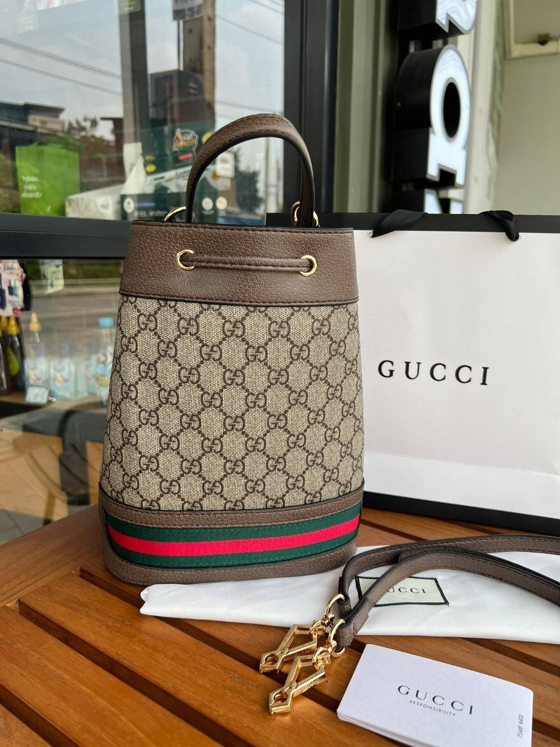 GUCCI Ophidia mini small GG bucket bag กระเป๋าถือหรือสะพายข้าง ขนาดเล็ก ทรงขนมจีบ วัสดุผ้าใบ+หนังแท้ พร้อมแถบลายทางสีเขียวและสีแดงด้านล่าง ด้านในโล่ง มี1ช่องเล็ก สายยาวถอดสายไม่ได้ ปรับระดับได้ ใบนี้เรียบหรูดูดีสุดๆไม่ควรพลาดค่า