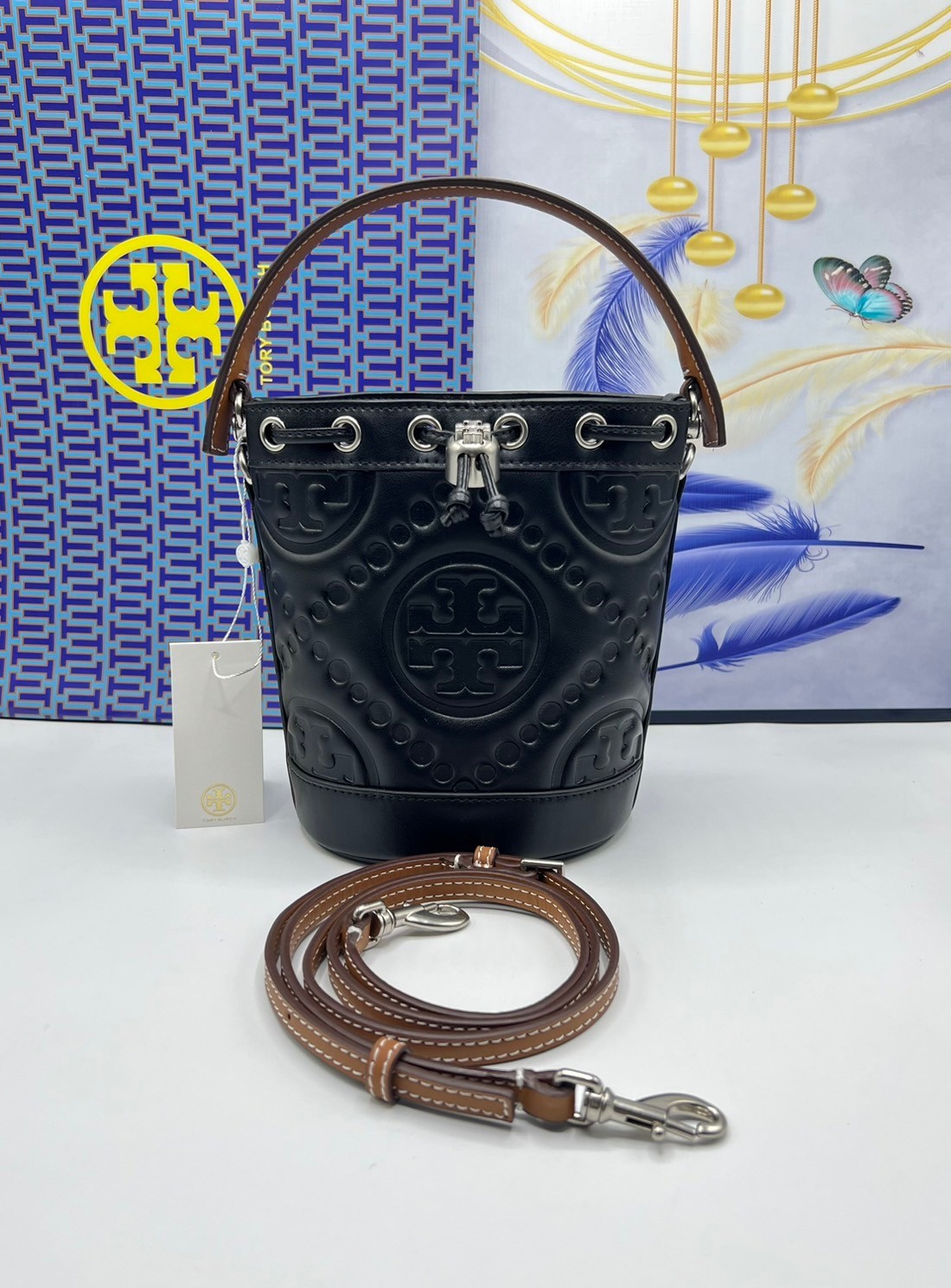 6 สี Tory Burch Puffy Mini / Tory burch T Monogram Puffy Patent Mini Bucket Bag / Tory Bucket Bag กระเป๋าบัคเกต size เล็ก โดดเด่นด้วยโลโก้ตัวนูนปั๊มด้านหน้า