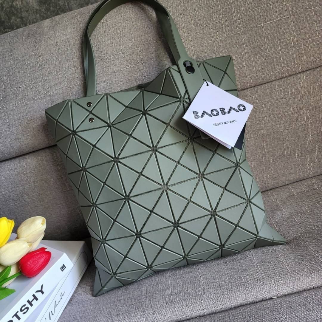 BAO BAO ISSEY MIYAKE LUCENT ONE-TONE กระเป๋า Bao Bao จากแบรนด์ดัง Issey Miyake แบรนด์แฟชั่นจากประเทศญี่ปุ่น ซึ่งมีสินค้ามากมายไม่ว่าจะเป็นเสื้อผ้า นาฬิกา น้ำหอม และที่ขาดไม่ได้นั่นก็คือ กระเป๋า Bao Bao ที่มีความพิเศษในเรื่องของวัสดุและดีไซน์ที่ครองใจสถาปน