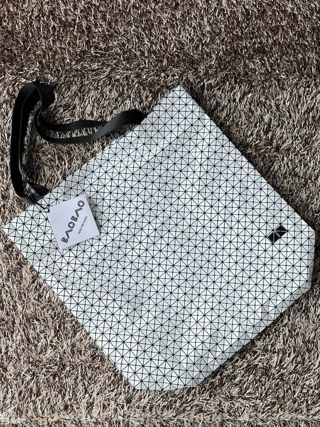 ORI 🥂 Baobao Issey Miyake Cart geometric tote bag / Miyake Cart Tote Bag รูปทรงที่สร้างขึ้นโดยบังเอิญ' เสื้อผ้าที่มีโครงสร้างและได้รับการออกแบบทางวิศวกรรมอันเป็นเอกลักษณ์ของแบรนด์ ส่งต่อไปยังเครื่องประดับที่น่าประทับใจและไร้กาลเวลาเหล่านี้ กร