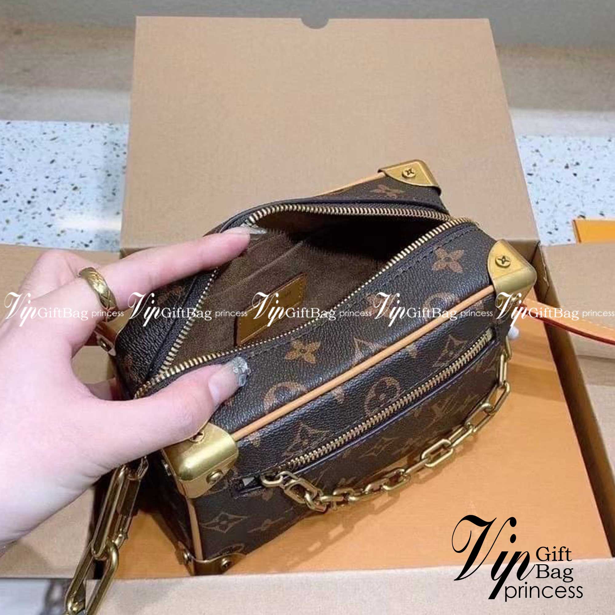 LV Mini Soft Trunk in Monogram Legacy กระเป๋าสะพายทรงกล่อง ไซส์มินิ สวย เท่ห์ รุ่นหายากมากกก วัสดุหนังแคนวาส ดีไซน์ทุกอย่างได้ลงตัว หรูหรา พกเป็นคลัทช์ออกงานก็ดูแพง สะพายข้างก็ดูอัพลุค ได้ทุกสไตล์ รุ่นนี้เป็น unisex ด้วยน้า ใช้ได้ทั้งหนุ่มๆและสาวๆไปเลย ภา