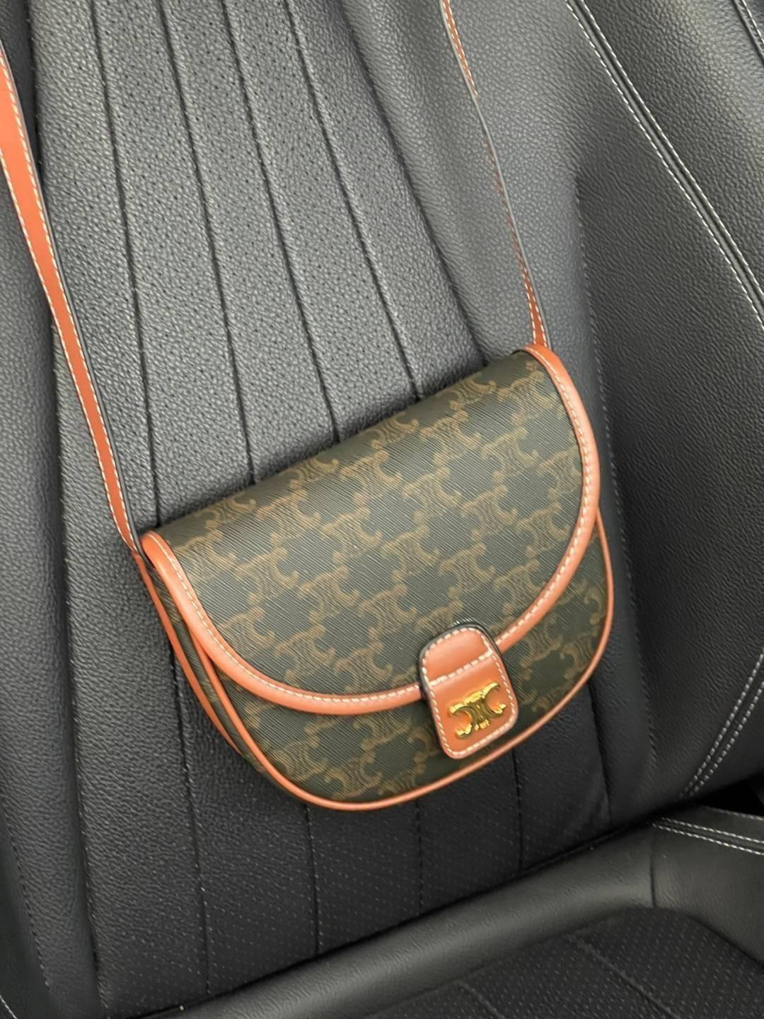 CELINE MINI BESACE IN TRIOMPHE CANVAS หรูหราไปกับกระเป๋าหนังแคนวาสลาย triompe ด้วยขนาดที่กะทัดรัดและดีไซน์ที่เรียบหรูนี้ จึงสามารถนำไปแมทช์กับการแต่งตัวได้ง่าย ไม่ว่าจะเป็นสไตล์การแต่งตัวเท่ ๆ จนถึงสไตล์การแต่งตัวน่ารัก ๆ เพิ่มความหรูหราและโดดเด่นด้วยการต