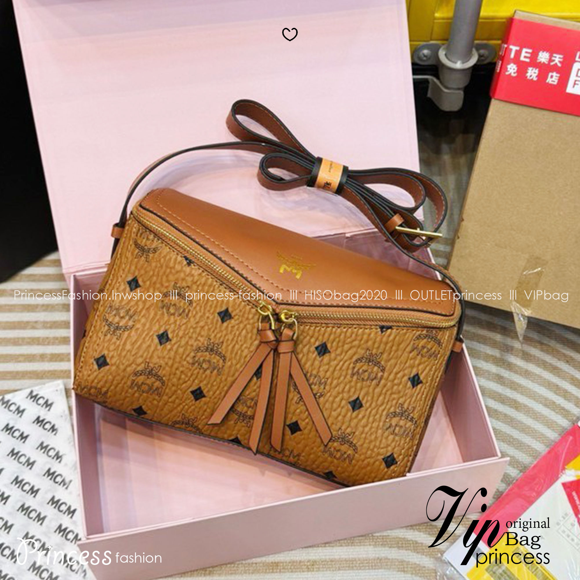 M.C.M Diamant 3D Shoulder Bag in Visetos Leather Mix ดีไซน์ใหม่ กับคอลเลคชั่นสุดปัง สวยหรูในแบบฉบับคนมีสไตล์ ขนาดกำลังดั สะพายง่าย ใช้งานสะดวกคล่องตัว รูปทรงแปลกใหม่มีความเหลี่ยมมุมเหมือนเพชร