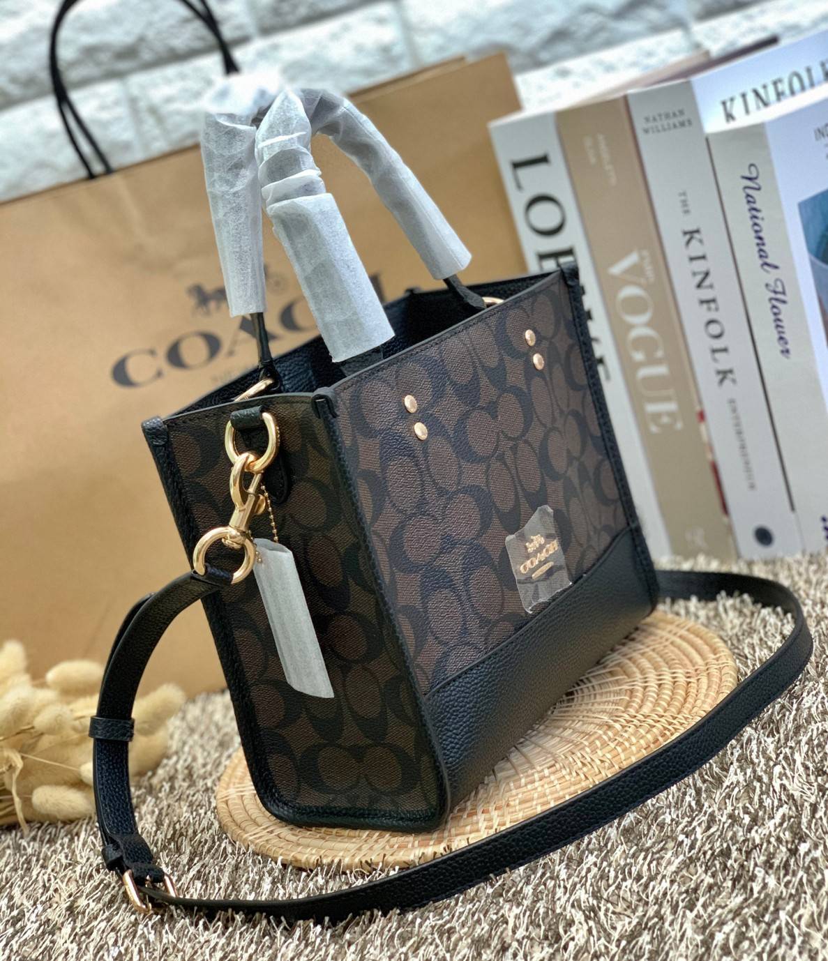 น่าใช้มากๆ สวยเกินราคาไปเลยจร้าา😘 COACH FIELD TOTE 22 SMALL BAG ((C5122)) พร้อมส่งความสวยที่ไทยค่ะ! กระเป๋าหิ้วหรือสะพายข้างได้ หนังแท้นิ่ม ใบจริงสวยมากๆเลยค่ะ ปากกระเป๋าแบบกระดุมแม่เหล็ก ภายในกว้างใส่ของจำเป็นของสาวๆได้เยอะเลย มีช่องซิปและช่องเล็