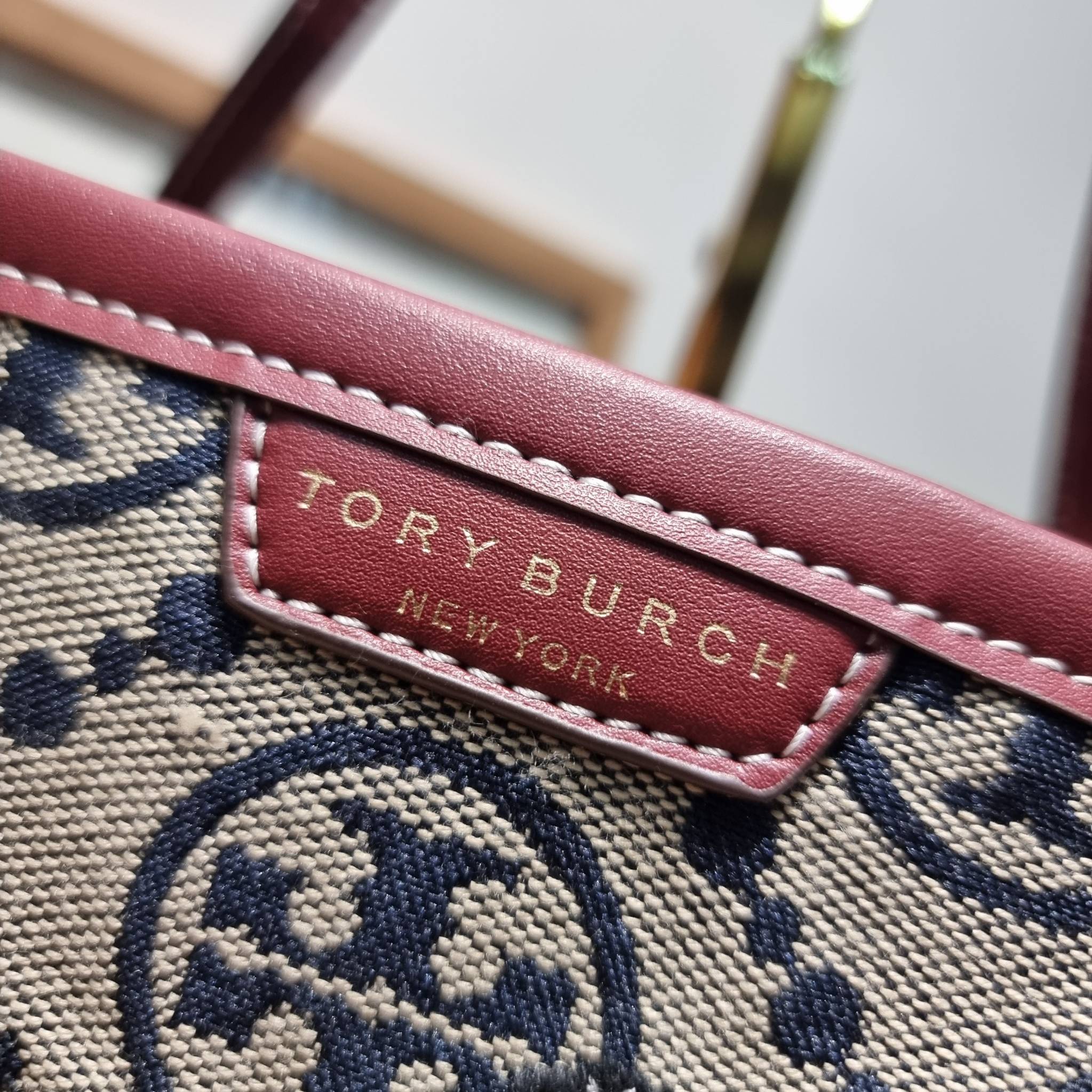TORY TOTE BAG / TORY BURCH PERRY EMBROIDERED T MONOGRAM TRIPLE-COMPARTMENT TOTE BAG ใหม่ล่าสุด กับกระเป๋าทรงโท้ทใบใหญ่ ลวดลายโมโนแกรมสุดคลาสสิคที่ถูกดีไซน์รังสรรค์ด้วยงานปักสุดชิค น่าใช้ใจฟูแค่แรกเห็น ดีเทลดีงาม หูสะพายในตัว สะพายไหล่ได้แบบชิลๆ
