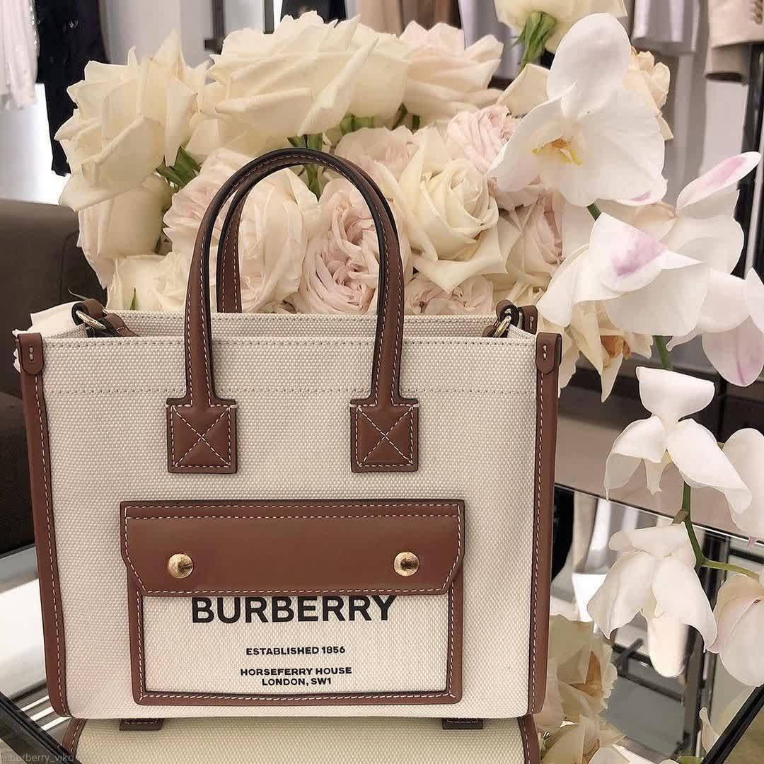 BURBERRY FRAGRANCES CROSSBODY BAG VIP GIFT WITH PURCHASE (GWP) พรีเมี่ยมกิ๊ฟ Limited Edition จาก BURBERRY PERFUME วัสดุ Canvas & Leather ทรงเหลี่ยม TwoTone ดีไซน์สวยอยู่ทรง ด้านหน้ามีช่องใส่ของ ภายในโล่งกว้าง สามารถใส่กระเป๋าสตางค์ยาว มือถือ ของใช้ได้เยอะ