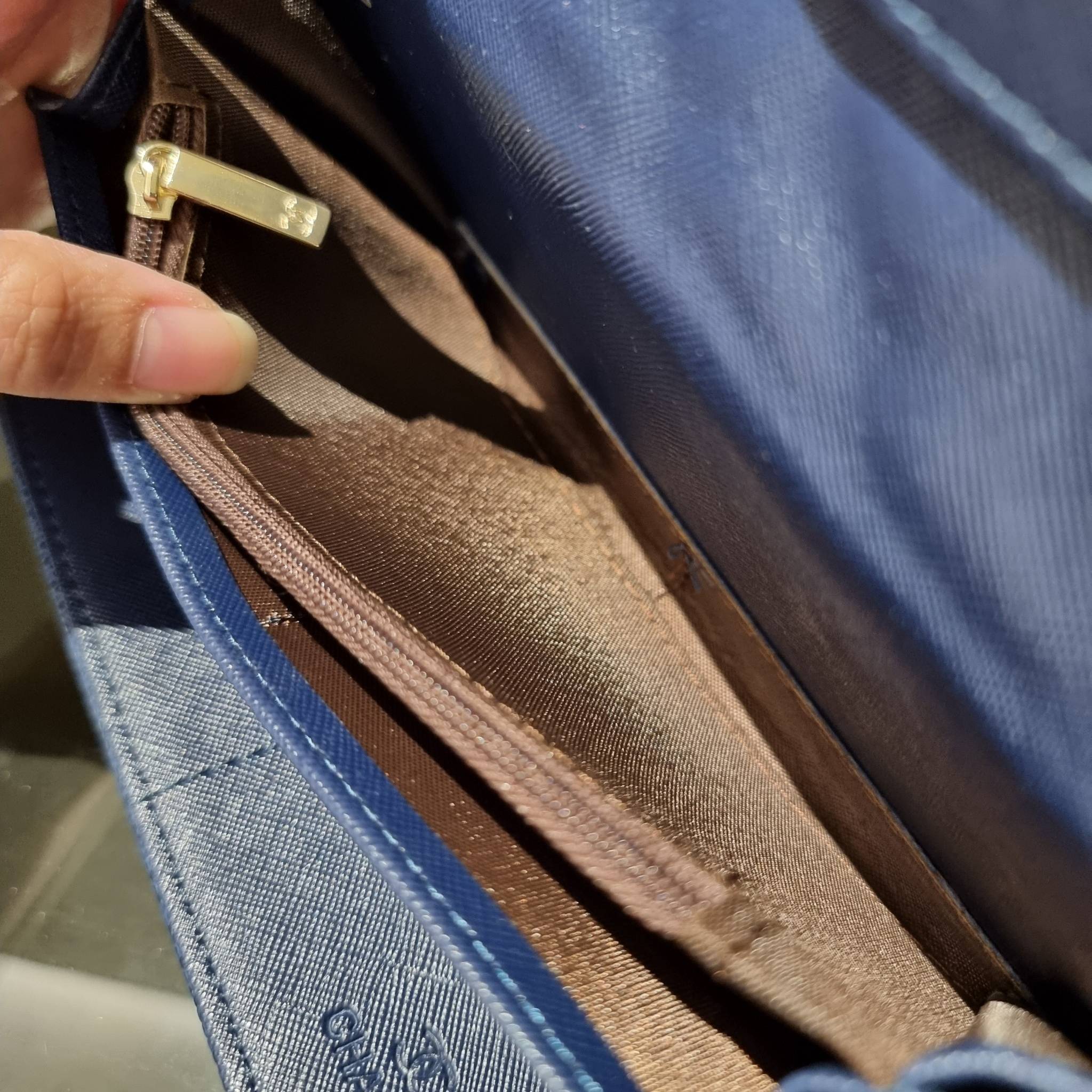 VIP 】กระเป๋าสตางค์ใบยาวรุ่นฝาพับที่ถามหากันมากที่สุด!! สวยรับทรัพย์จาก Chanel วัสดุหนังลายคาร์เวีย ลุคผู้ดีที่สุด เปิด-ปิดด้วยกระดุมแม่เหล็ก ภายในกระเป๋ามีช่องใส่บัตรได้เยอะ ใส่ธนบัตร ใส่เหรียญได้ มีช่องซิปแยกอีกหนึ่งช่อง ดีไซน์เรียบหรูดูคลาสสิค!! สาวๆห้า