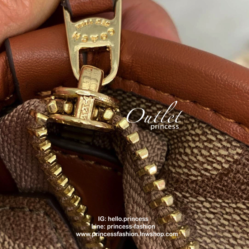 COACH CITY ZIP TOTE IN SIGNATURE BAG กระเป๋าถือหรือสะพายทรง tote ขนาดกำลังดี วัสดุหนัง pvc. เปิดปิดกระเป๋าแบบซิป ภายในกว้าง ใส่ iPad, A4 ของใช้ได้จุ มีช่องเล็ก และช่องซิปค่ะ Must Have!