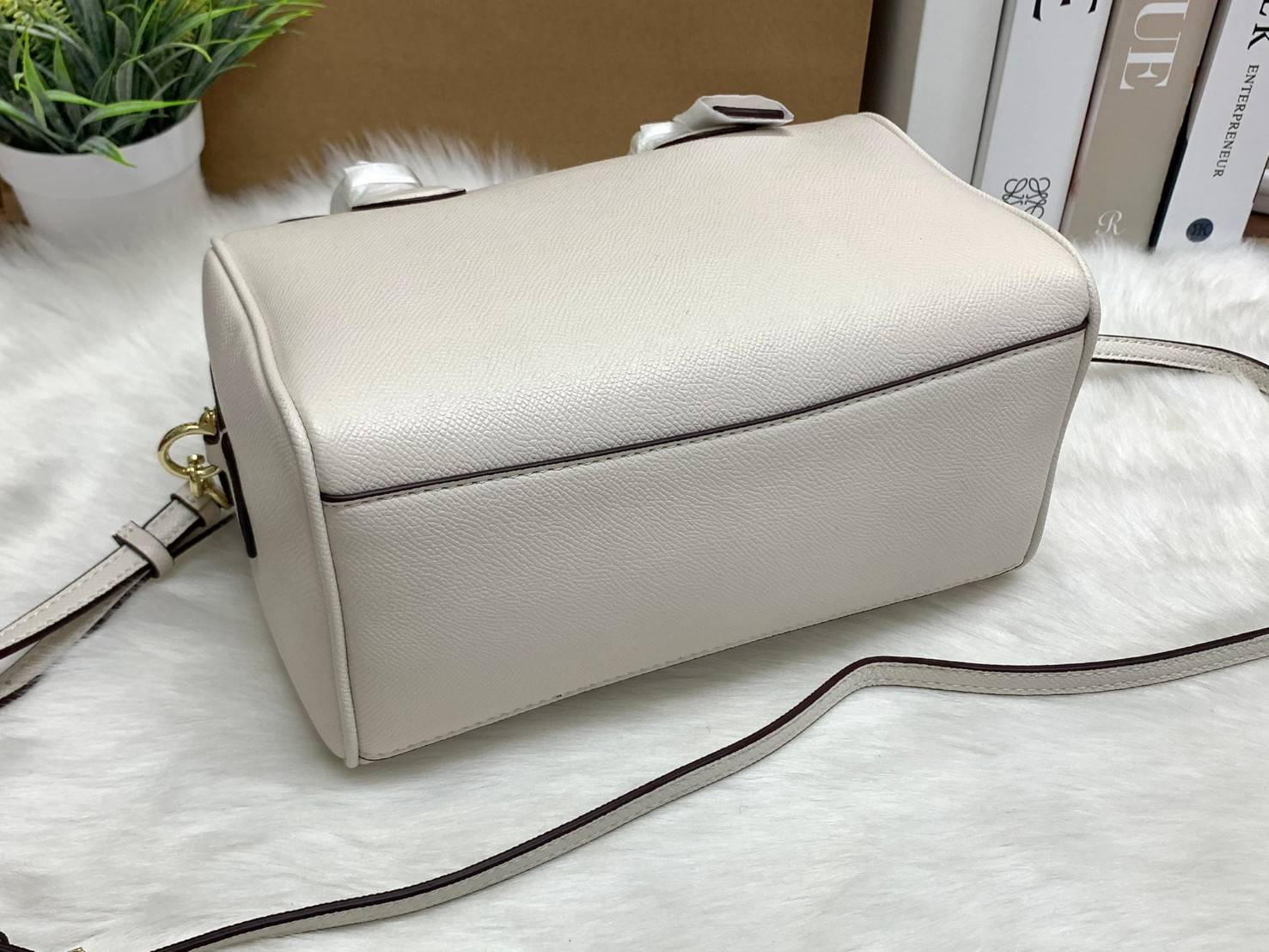 รุ่นอะไหล่ทองเข้าแล้วจ้าา ห้ามพลาดค่ะ Coach Bennett Boston Bag in Crossgrain Leather ((32202)) พร้อมส่ง รุ่นที่สาวๆหลายๆคนถามถึงกันค่า! กระเป๋าทรงหมอน หนังแท้ ลายหนังสวยมากค่ะ ไม่ว่ายุคไหนๆก็สวย ดูดี ทรงฮิตในตำนานค่ะ ✔️อะไหล่ทองหรูสวย เปิดปิดกระเป๋