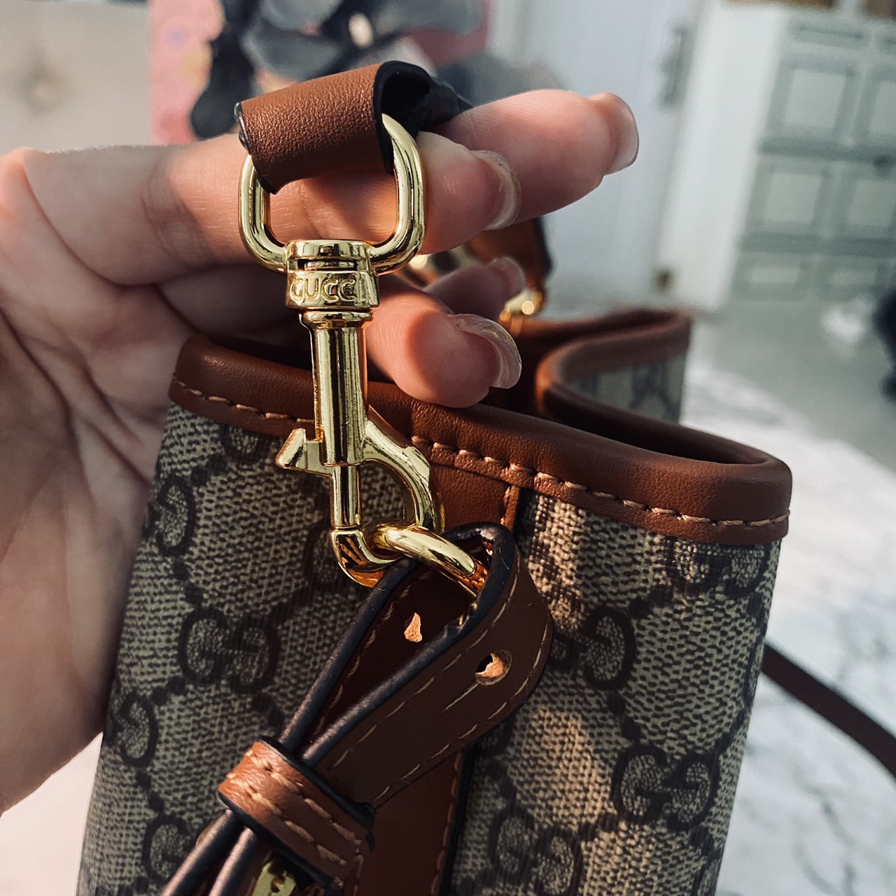 GUCCI GG Emblem mini bucket bag กระเป๋าทรงบัคเก็ตวินเทจรูปทรงใหม่ งานแบรนด์หรู รุ่นนี้ทำออกมาตอบโจทย์ความฮิตมีห่วงอยู่ด้านหน้า สำหรับห้อยตุ๊กตา พวงกุญแจ หรือจะผูกโบว์สวยๆก็เลิศ ดีไซส์สวยใช้งานง่าย ภายในโล่งกว้าง จุของได้เยอะ ถือหรือสะพายก็สวย Must Have!! 