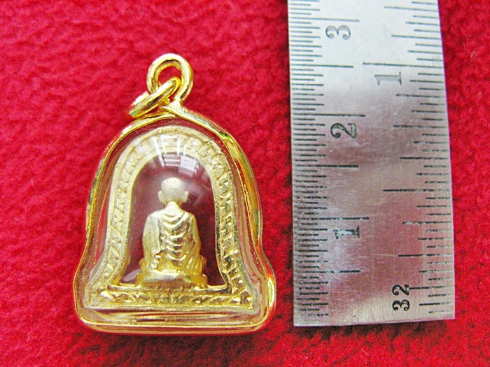 จี้สมเด็จโตองค์เล็กทรงระฆังเนื้อทองพ่นทรายล้อมเพชรเลี่ยมทองไมครอนพร้อมใบคาถาค่ะ