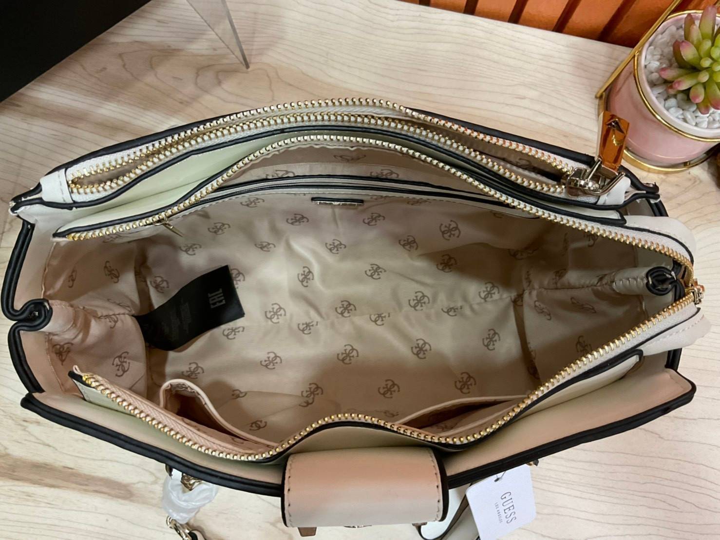 กระเป๋าสะพายไหล่ Guess Logo City Small Society Satchel กระเป๋าสะพายไหล่ ขนาดกำลังดี วัสดุ pu สวยอยู่ทรง มาพร้อมพวงกุญแจน่ารักๆ ถอดออกได้ ด้านหน้าประดับโลโก้แบรนด์ เปิดปิดด้วยซิป มี 2 ช่องหลักใช้งาน ภายในช่องซิปหน้าแยกเป็นสัดส่วนการใช้งาน ซิปช่อง 2 โล่งกว้