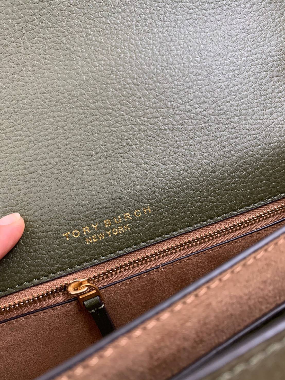 สวยจริงไม่จกตาจ้าา😘 TORY BURCH MILLER SHOULDER BAG BRAIDED STRAP LARGE ((81668)) พร้อมส่งที่ไทย! กระเป๋าหิ้วและสะพายไหล่ได้ในตัว หนังแท้ลายหนังสวยมากๆค่ะ ด้านหน้ามีอะไหล่โลโกแบรนด์ หรู สะพุดตาทีเดียว เปิดปิดกระเป๋าแบบฝาปิด ภายในมีช่องหลักใส่ของ2ช่