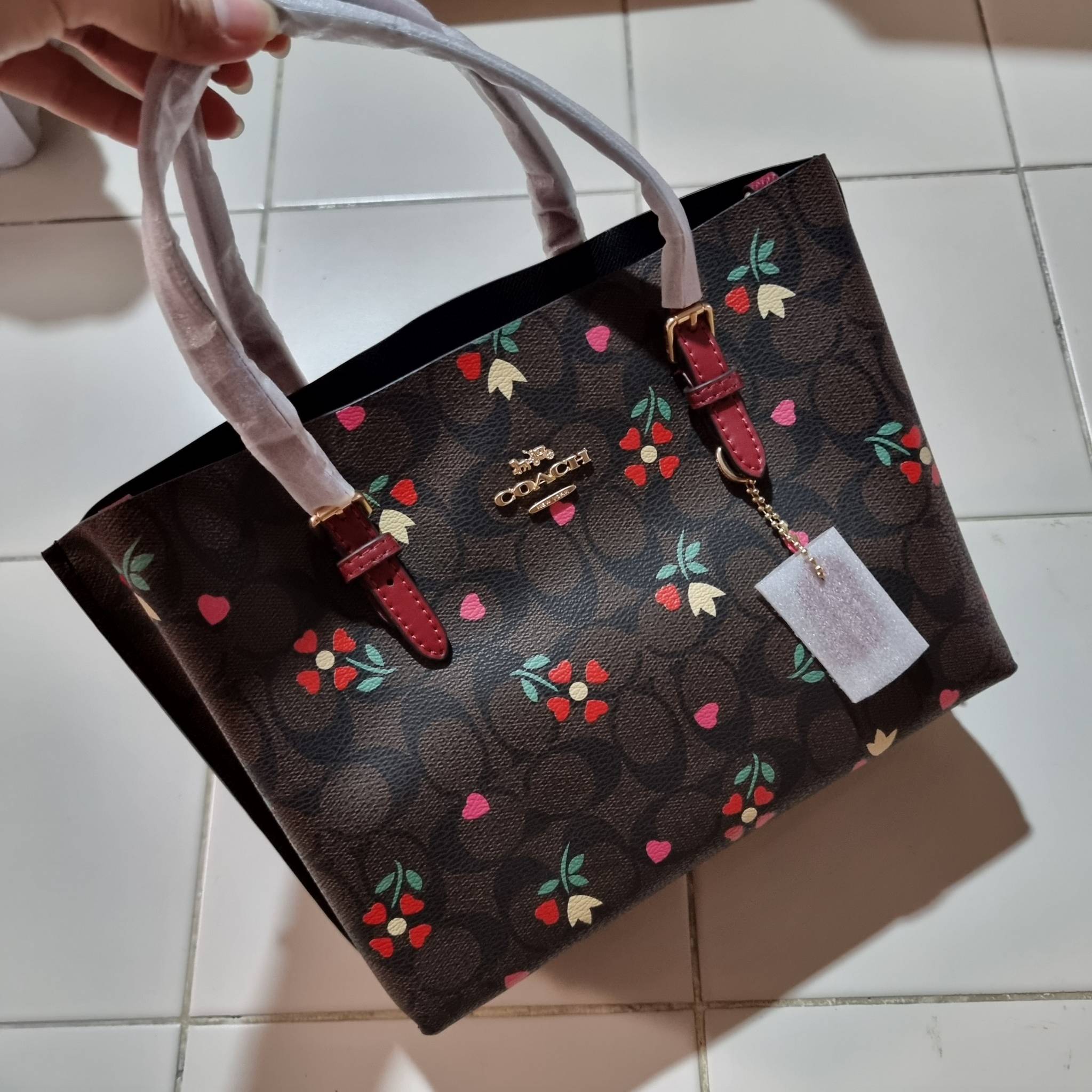 COACH C4250 MOLLIE TOTE 25 IN SIGNATUE CANVAS WITH HEART FLORAL ดีไซน์ใหม่ล่าสุด กระเป๋าโท้ทไซส์เล็กที่สาวๆต่างก็ต้องปักใจรัก รอบนี้น้องถูกเติมแต่งลวดลายดอกไม้ เพิ่มดีเทลความน่าใช้ไปอีก วัสดุหนังแคนวาส ทนทาน ภายในโล่งกว้าง มีช่องซิปกลางใส่ของได้ ขนาดกำลัง