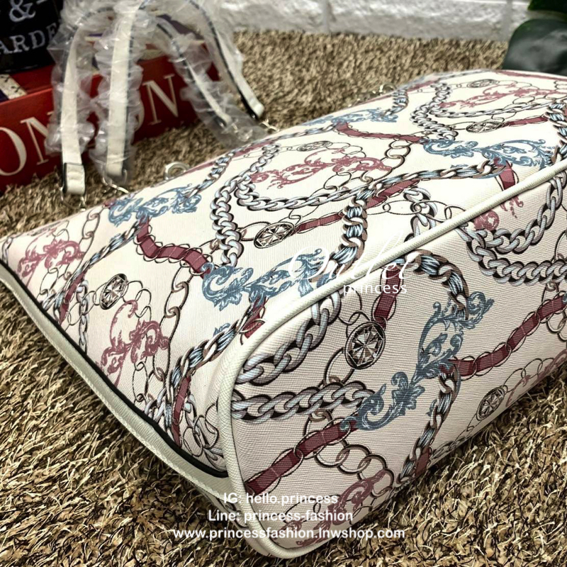 GUESS FACTORY WOMEN SAFFIANO TOTE BAG กระเป๋าถือ//สะพายไหล่ วัสดุหนังซาฟเฟียโน่ลายโซ่ทั้งใบ แลดูหรู ไม่ซ้าใครทีเดียว ด้านหน้ามีโลโก้แบรนด์ เปิดปิดกระเป๋าด้วยซิป ภายในกว้าง ใส่ A4ไปเรียน ไปทำงานได้ค่ะ มีช่องซิปและช่องเล็กให้ใส่ของจุกจิก สายหิ้วแบบโซ่ต่อหนั